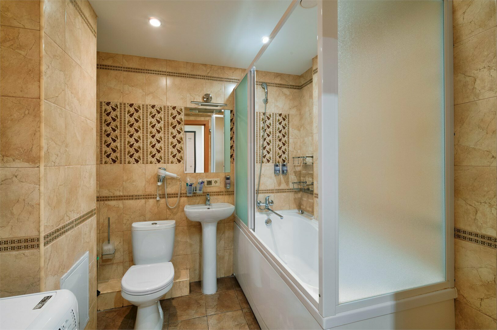 Однокомнатный номер-студия бизнес-класса с гостиной-кухней и спальней