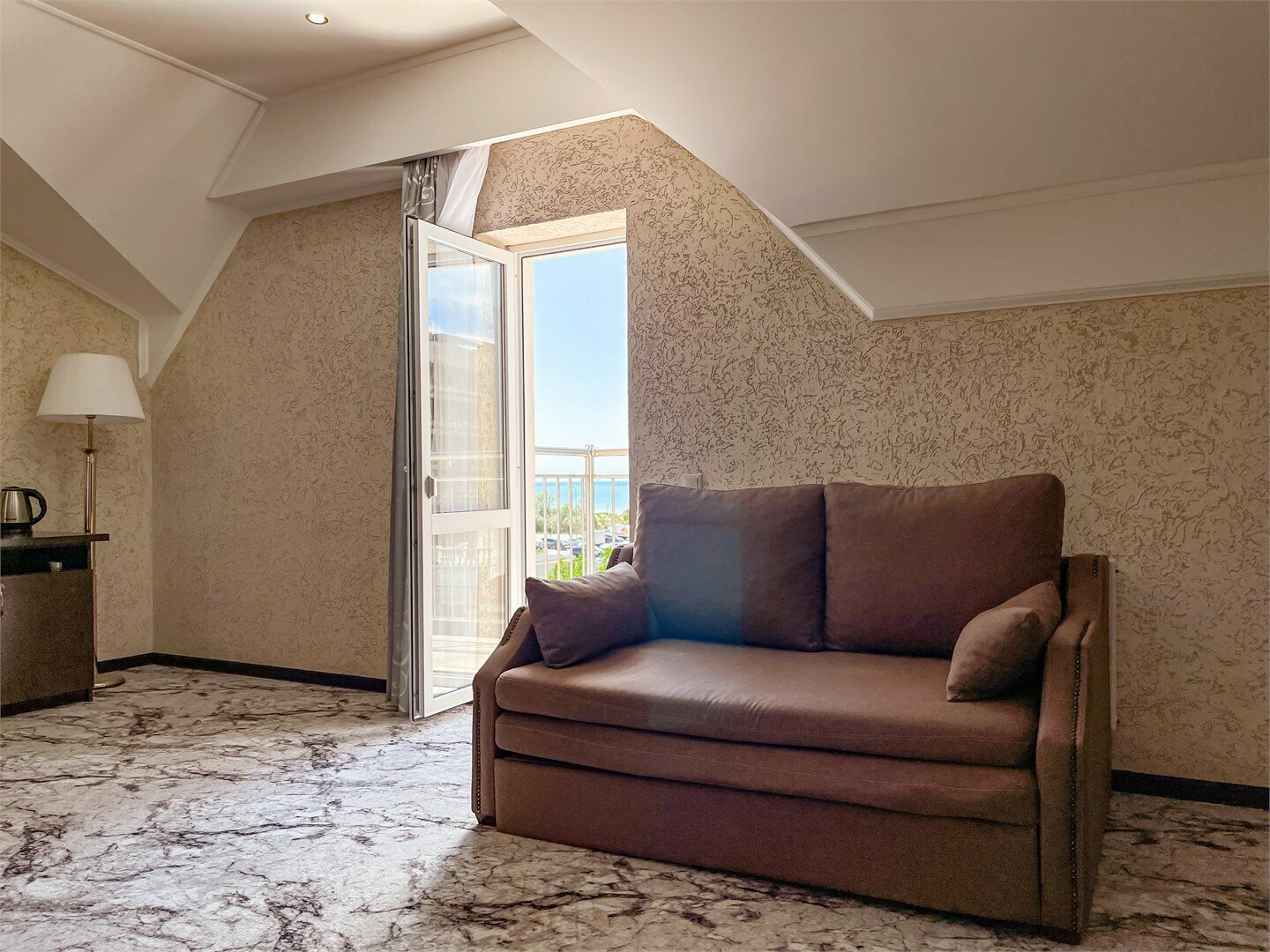 Семейный номер Мансарда 4 этаж (база 3 чел.)