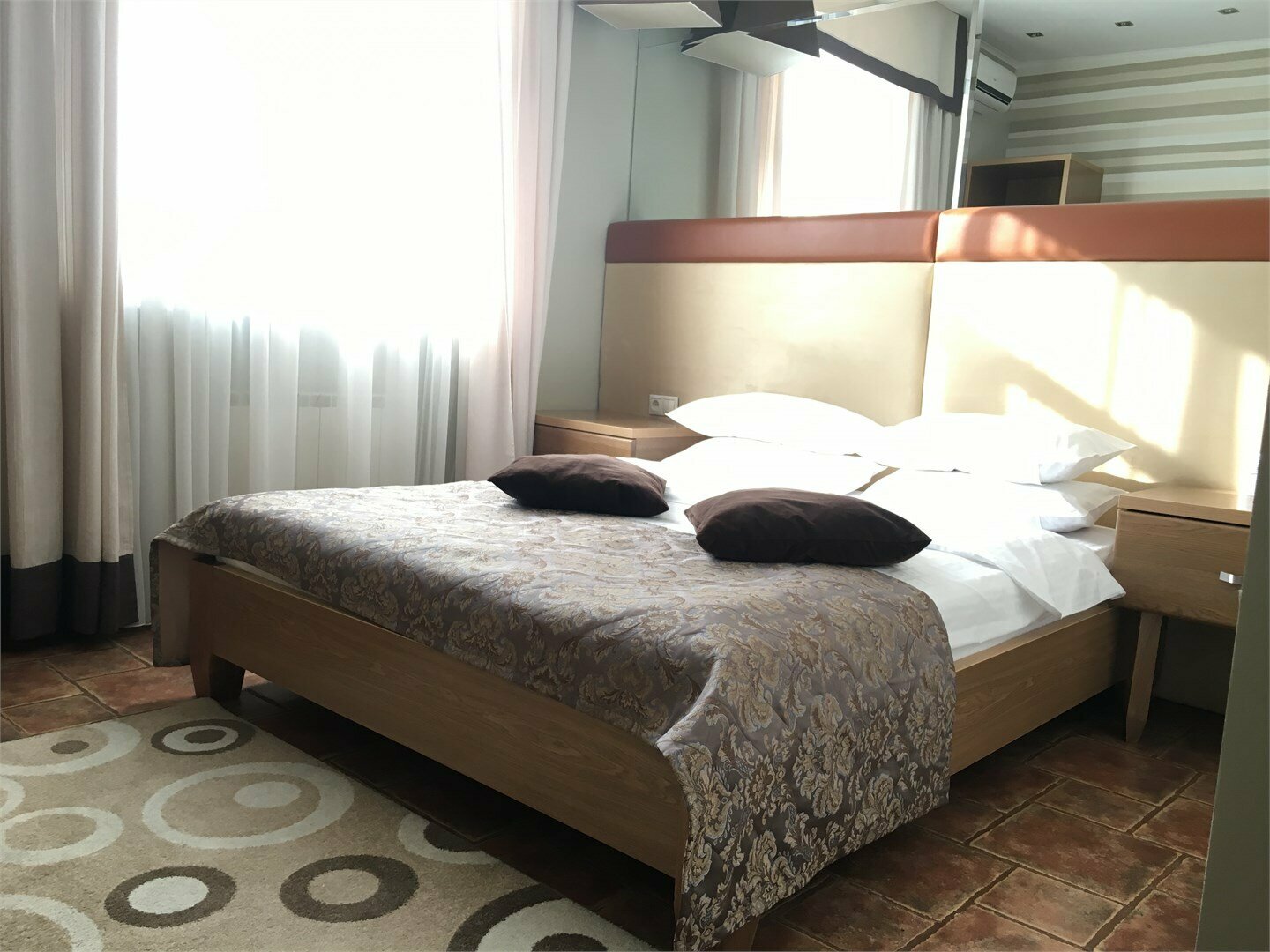 Двухместный 1 кровать дизайнерский (завтрак включён)