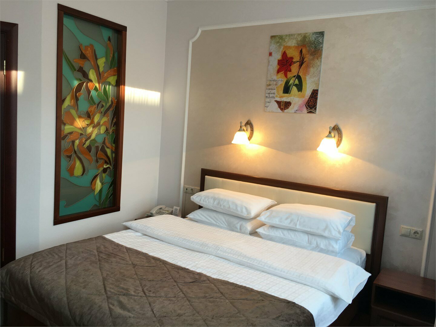 Двухместный 1 кровать дизайнерский (завтрак включён)