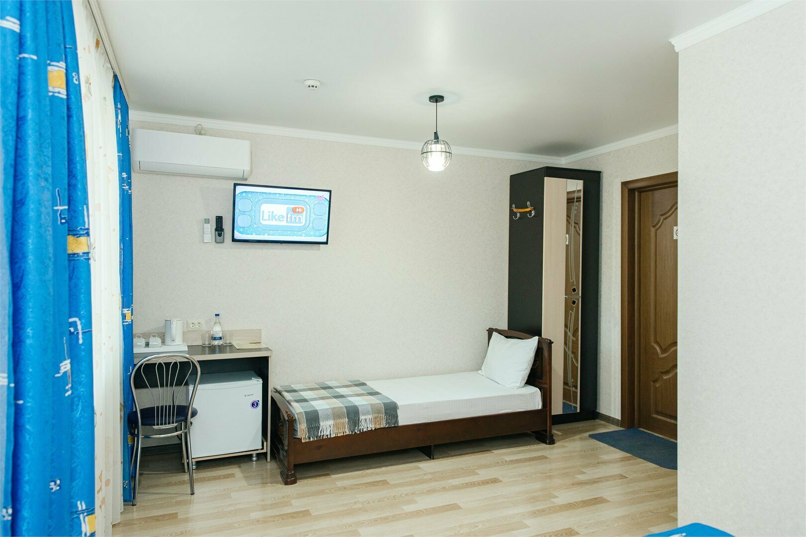 Трехместный номер с двуспальной кроватью + односпальная кровать