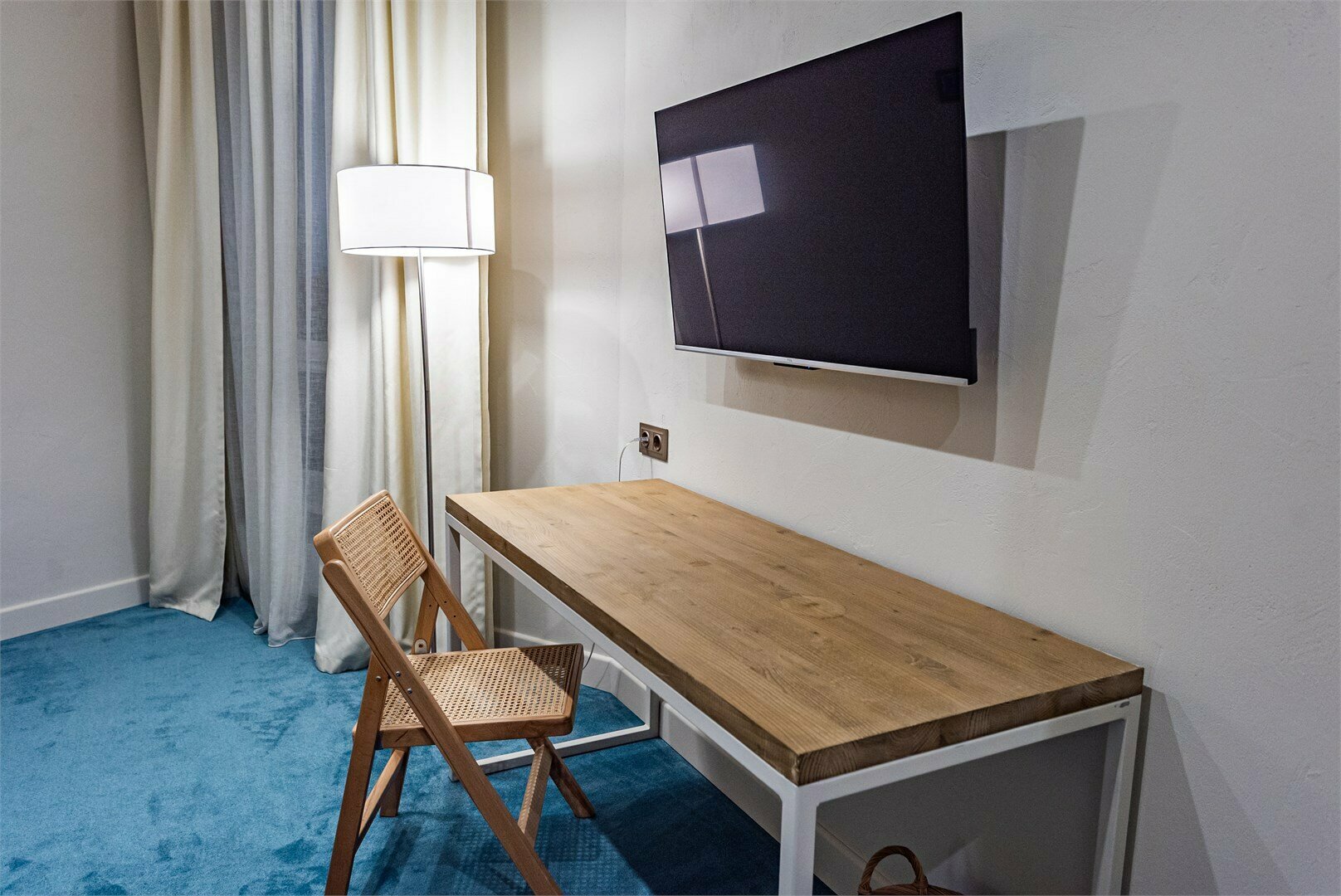 Стандартный номер c видом на город с окном