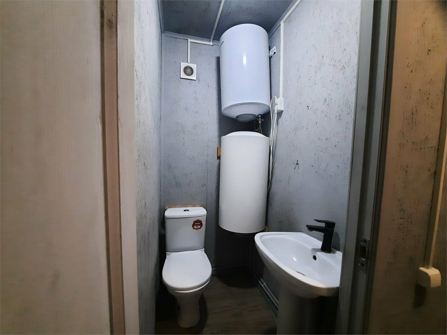 Общий номер для мужчин и женщин с 8 кроватями