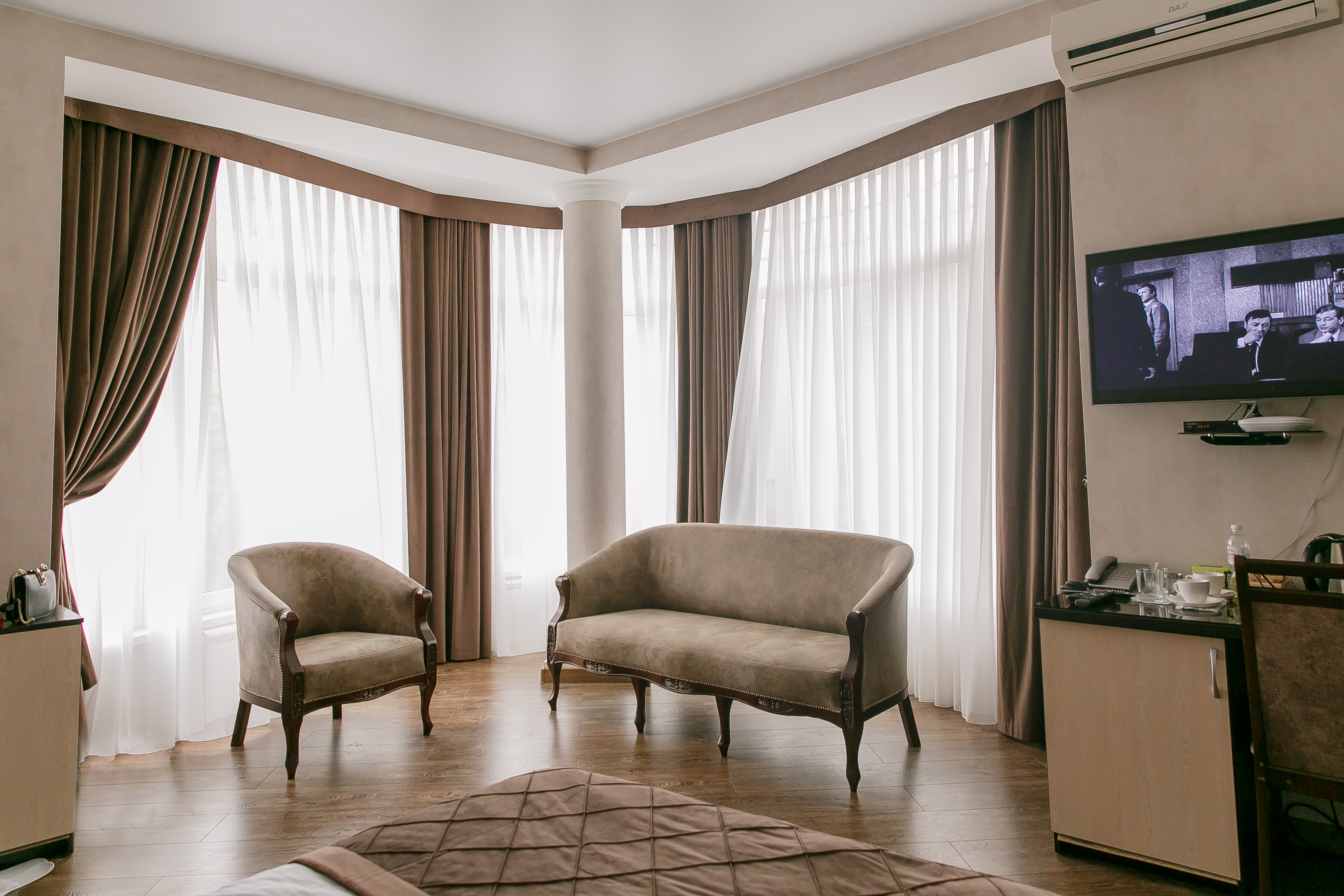 Полу люкс с одной большой кроватью