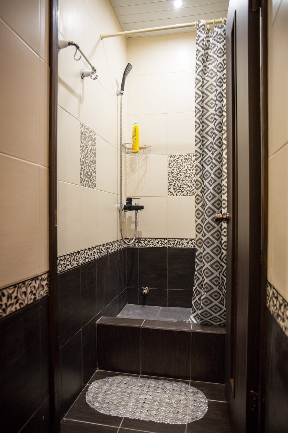 Двухместный номер с 2 отдельными кроватями и общей ванной комнатой