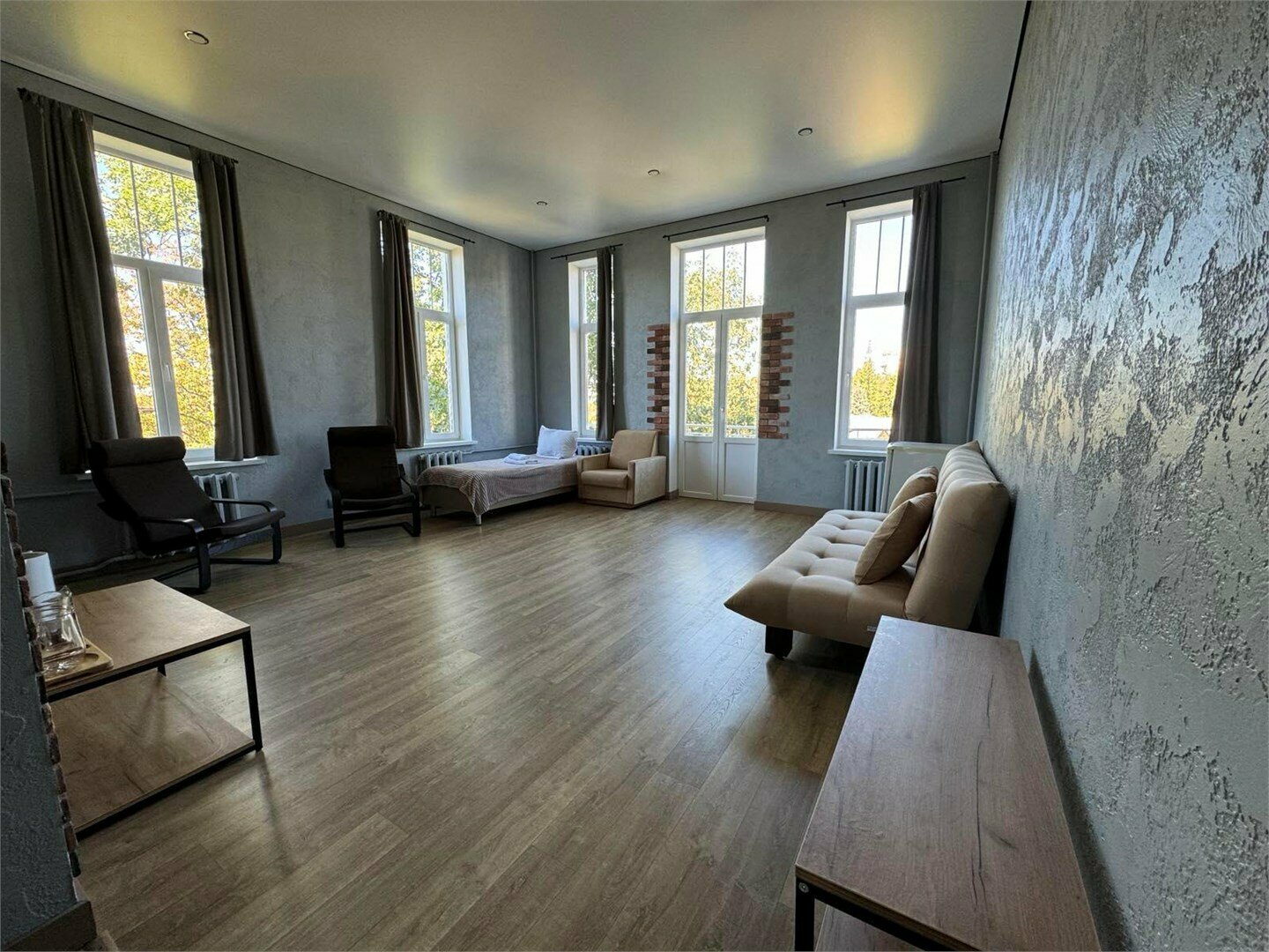 Двухкомнатный (изолированные комнаты) номер с балконом