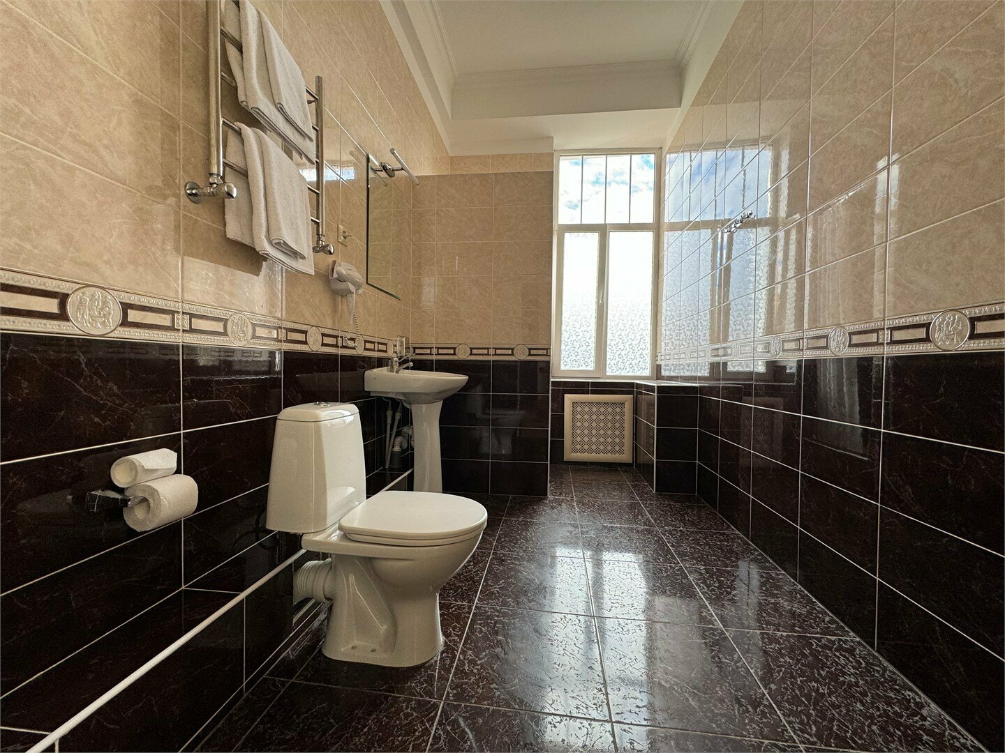 Двухкомнатный (изолированные комнаты) номер с балконом