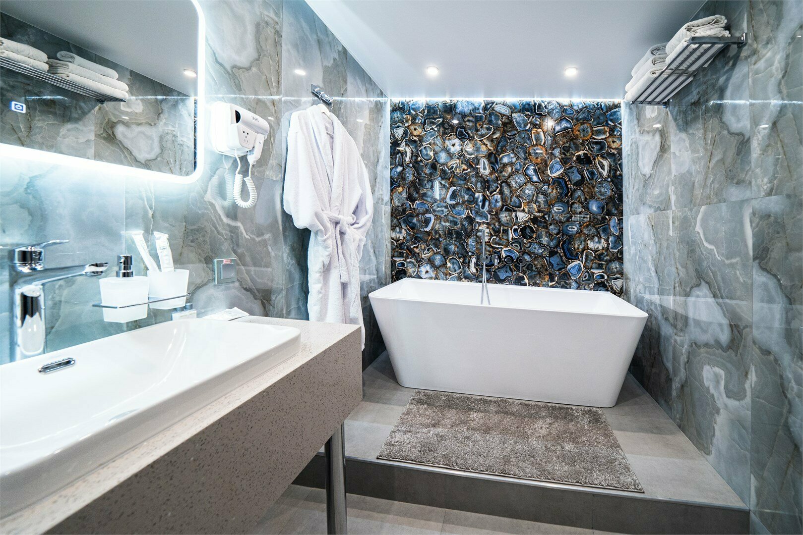 Люкс с кроватью размера «king-size» и балконом