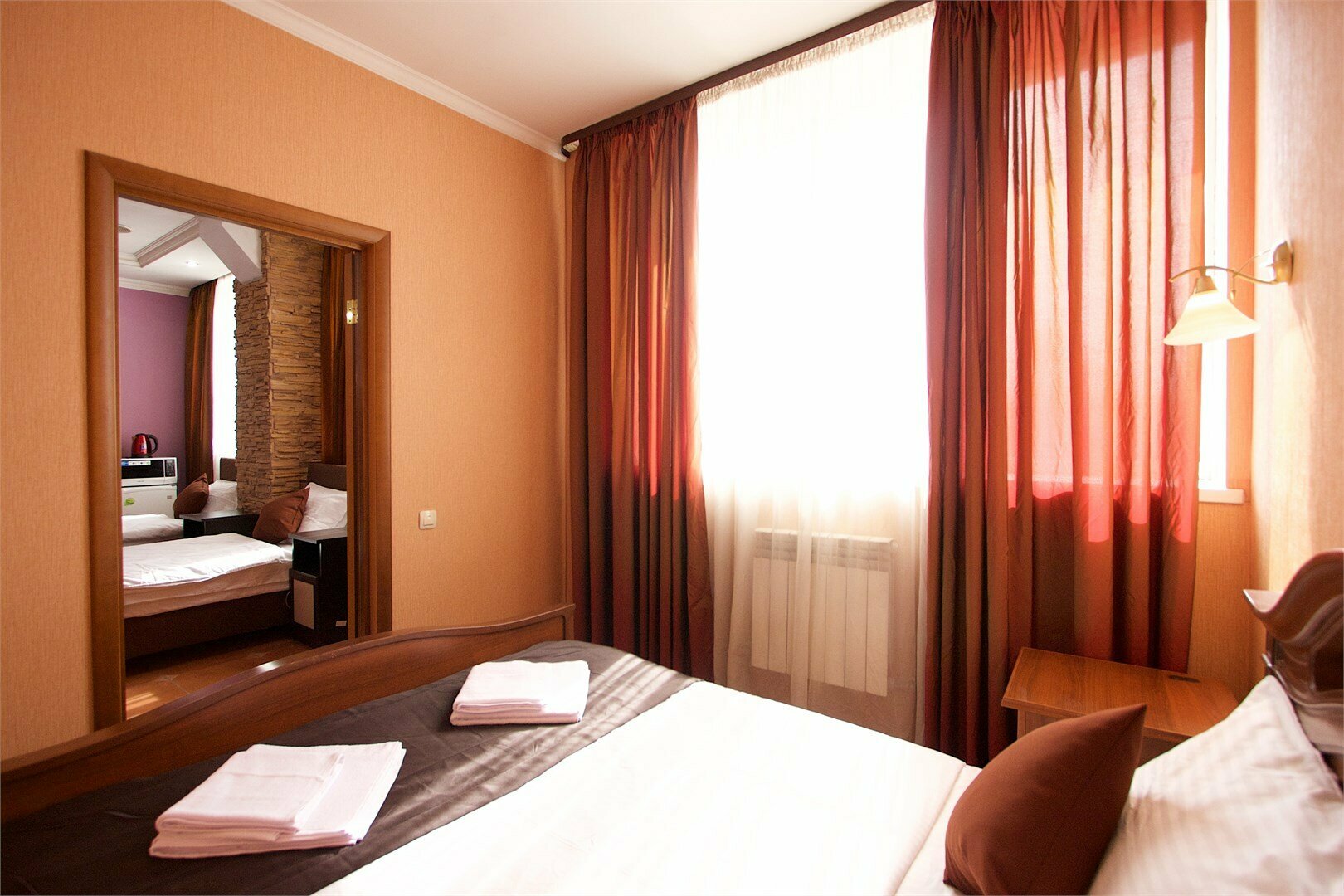 Полулюкс 4-х местный (2 двуспальные кровати или 1 двуспальная и 2 односпальные кровати)