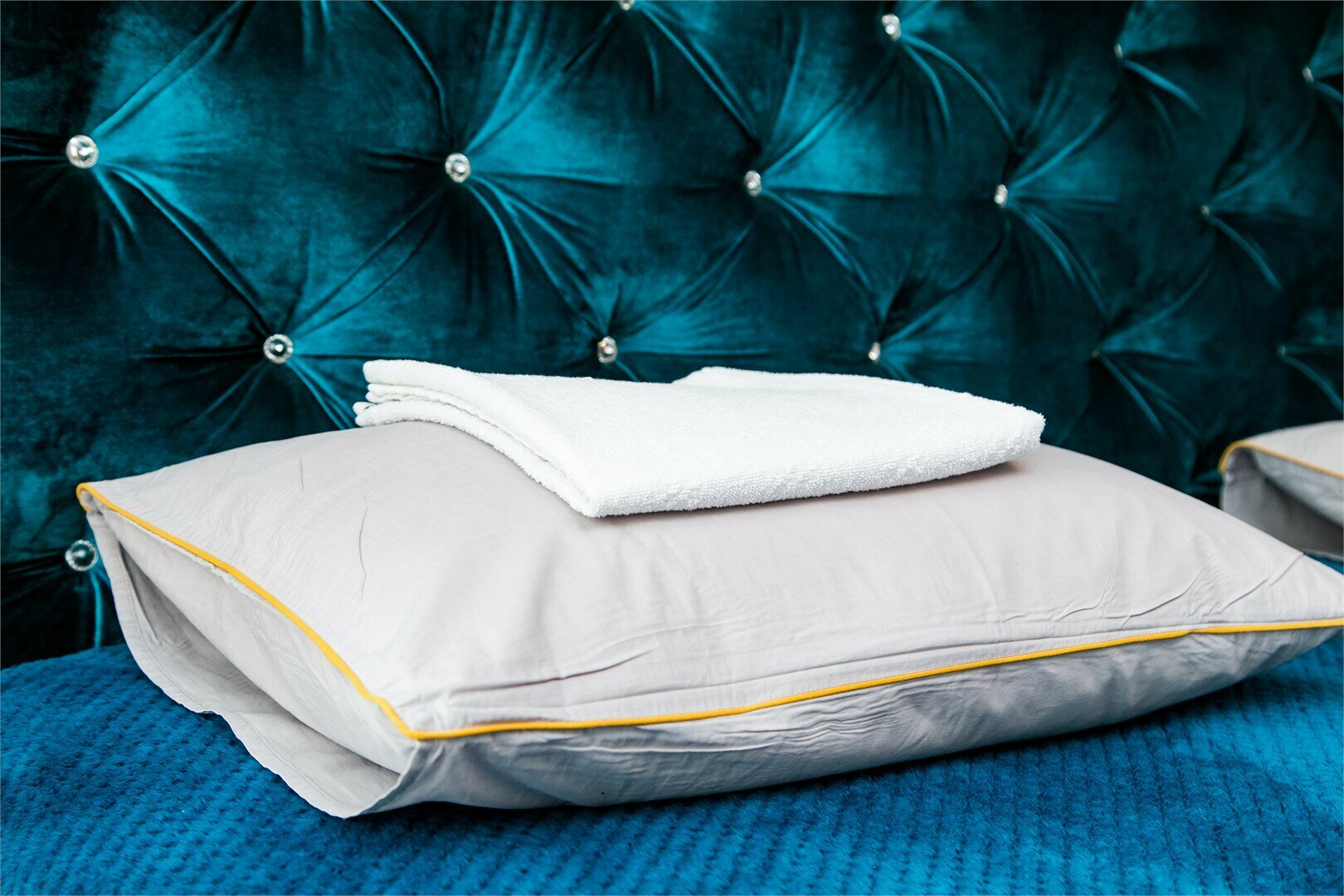 Жилая комната с двухспальной кроватью в 3-х квартире с общим санузлом и кухней Ш10-24 (1-2)