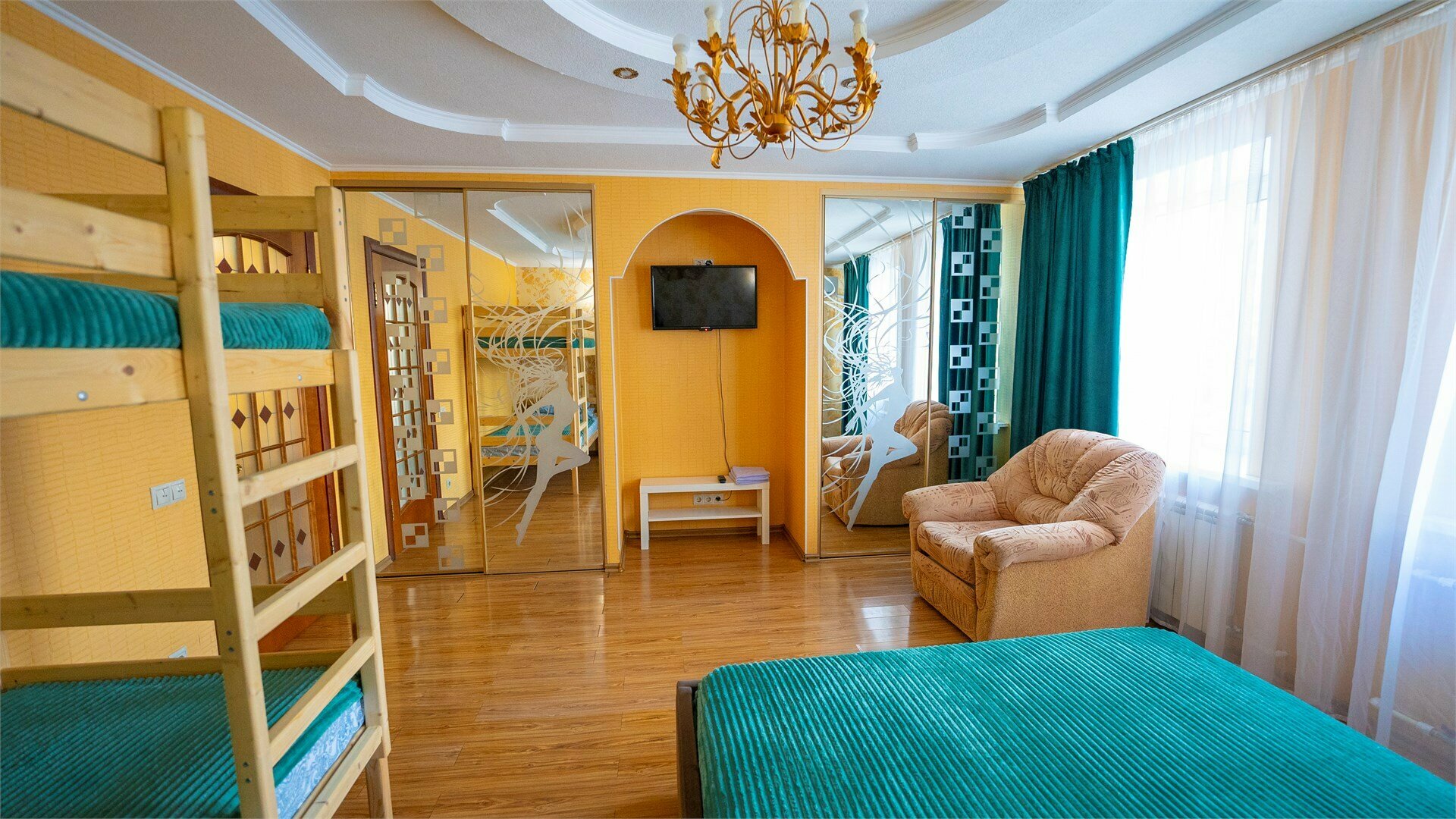 Жилая семейная комната с общим санузлом и кухней Ш10-1