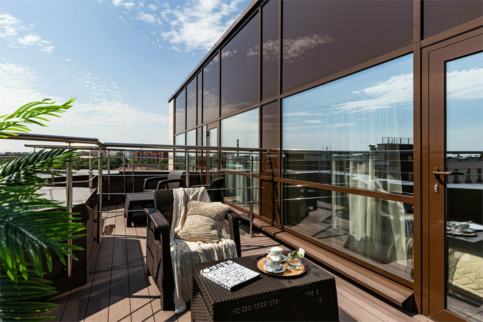 Супериор с террасой и красивым видом на город