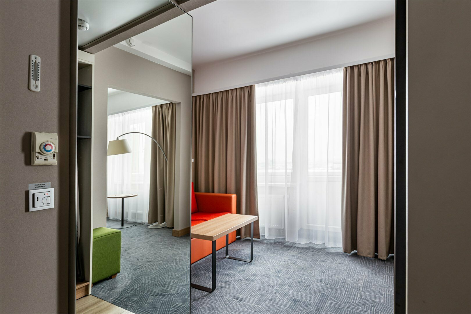 Номер Делюкс с одной большой кроватью и диван-кроватью