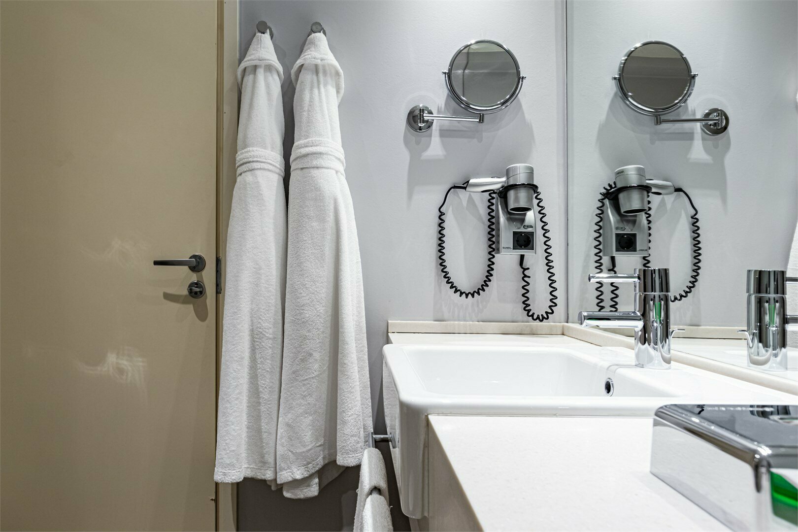 Номер Делюкс с одной большой кроватью и диван-кроватью