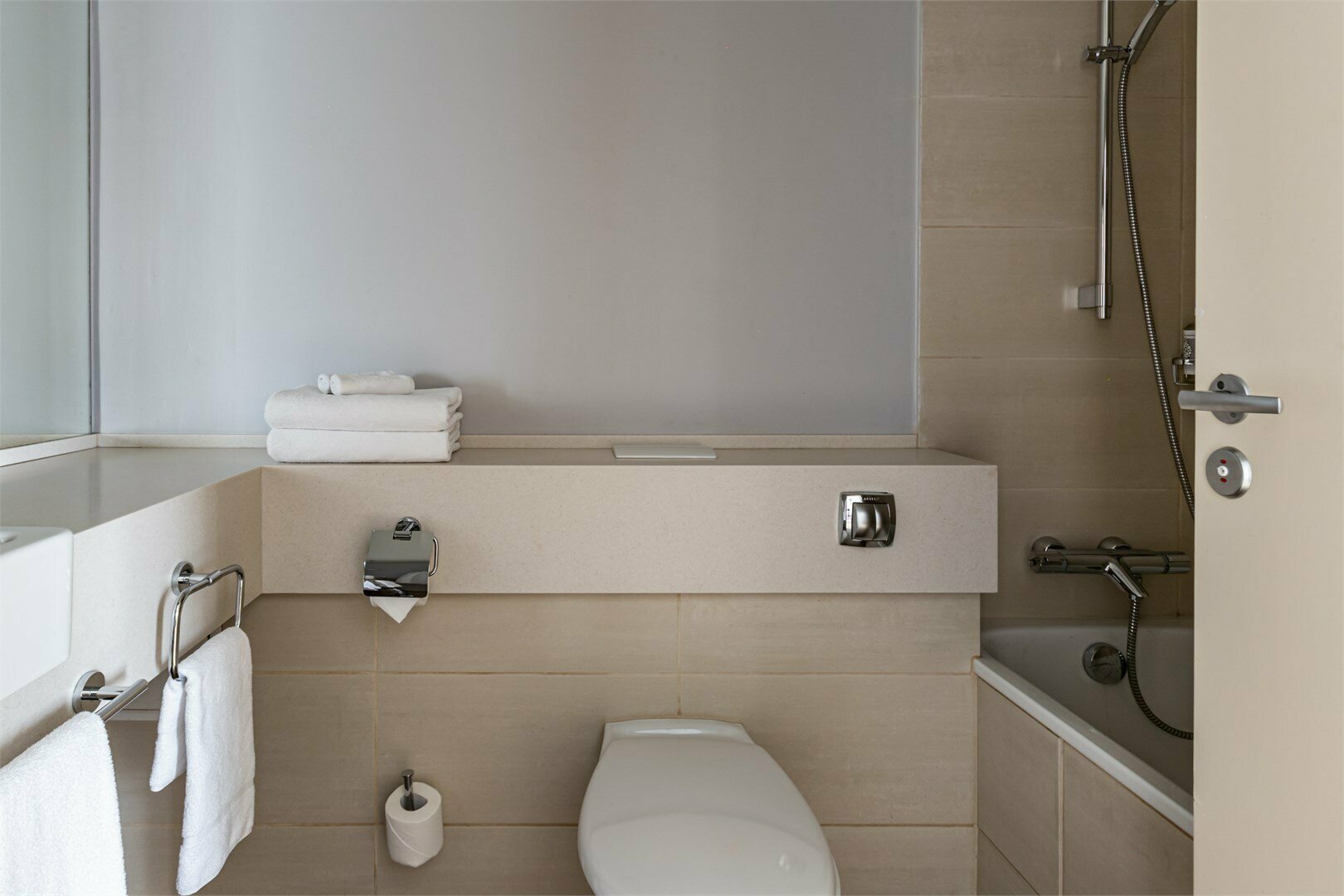 Номер Делюкс с одной большой кроватью и диван-кроватью