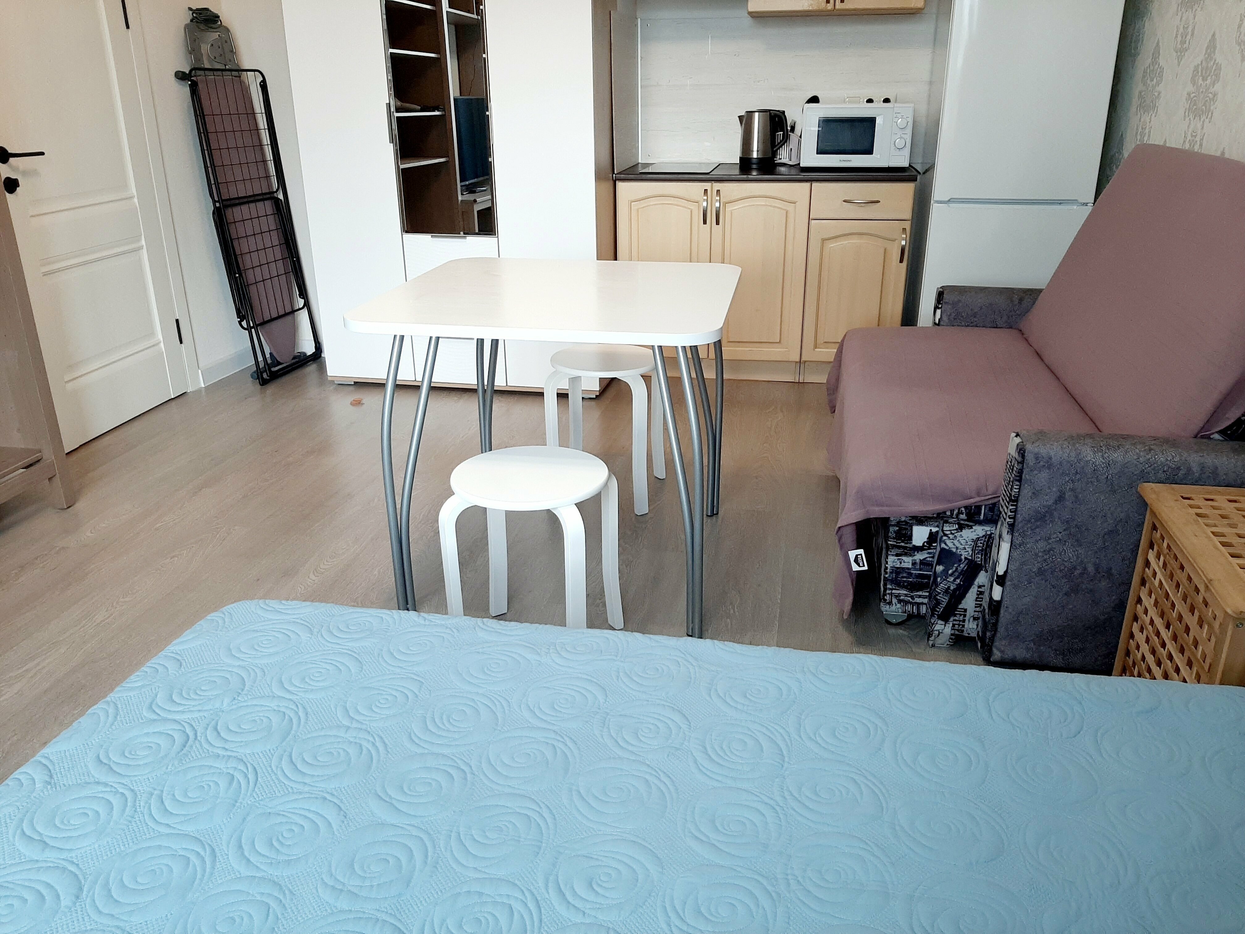 Трехместный номер с собственной ванной комнатой вне номера