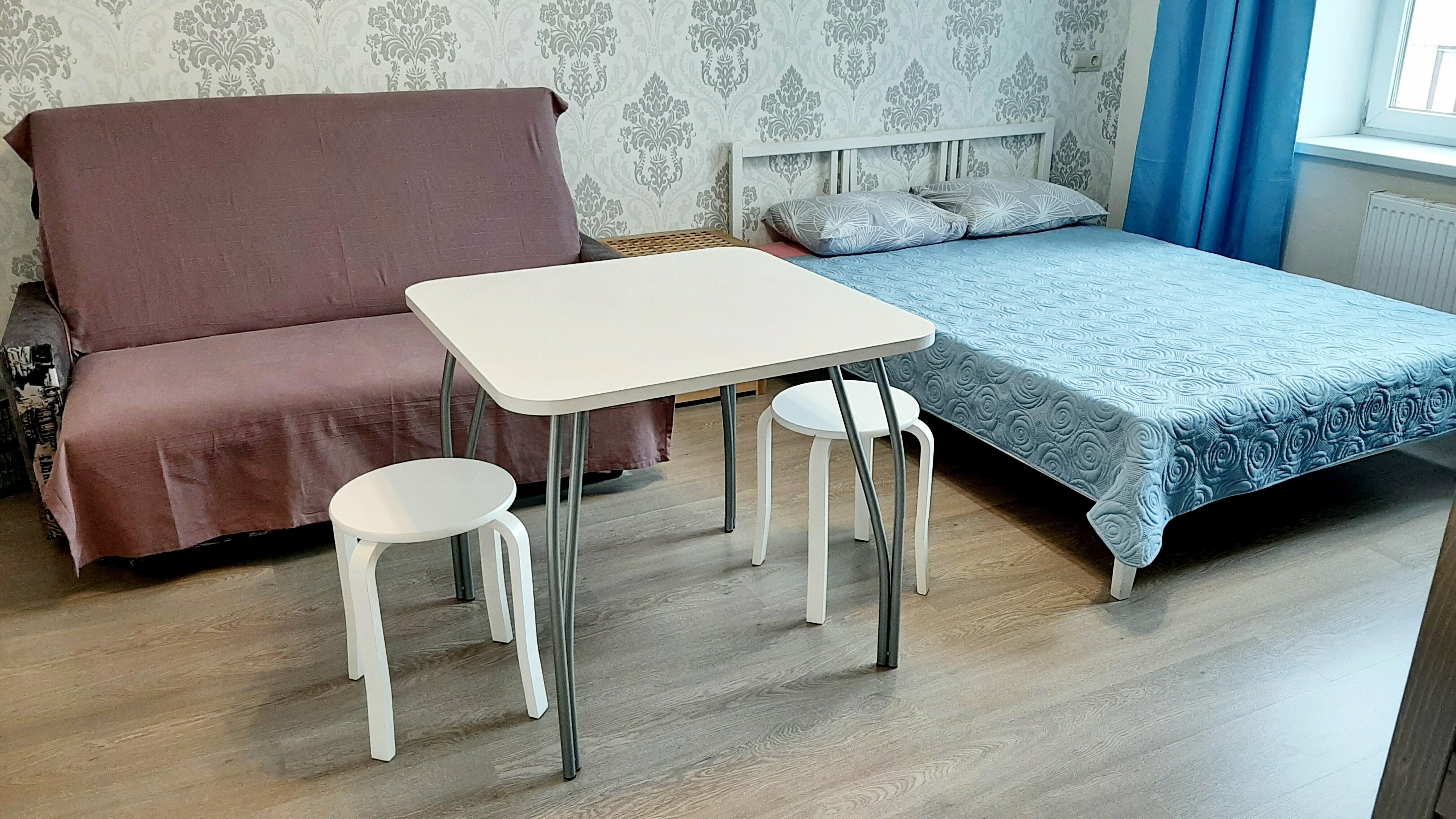 Трехместный номер с собственной ванной комнатой вне номера