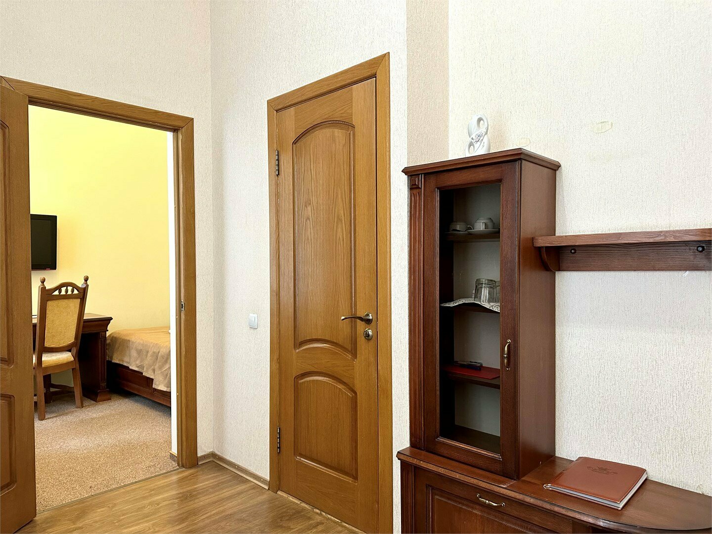 Номера Стандарт без балкона с двумя раздельными кроватями с видом во двор