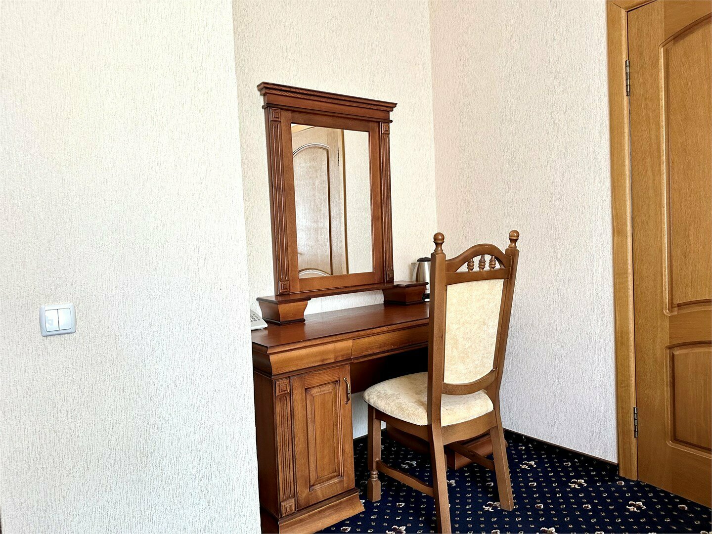 Номера Люкс без балкона с одной совместной кроватью с видом во двор