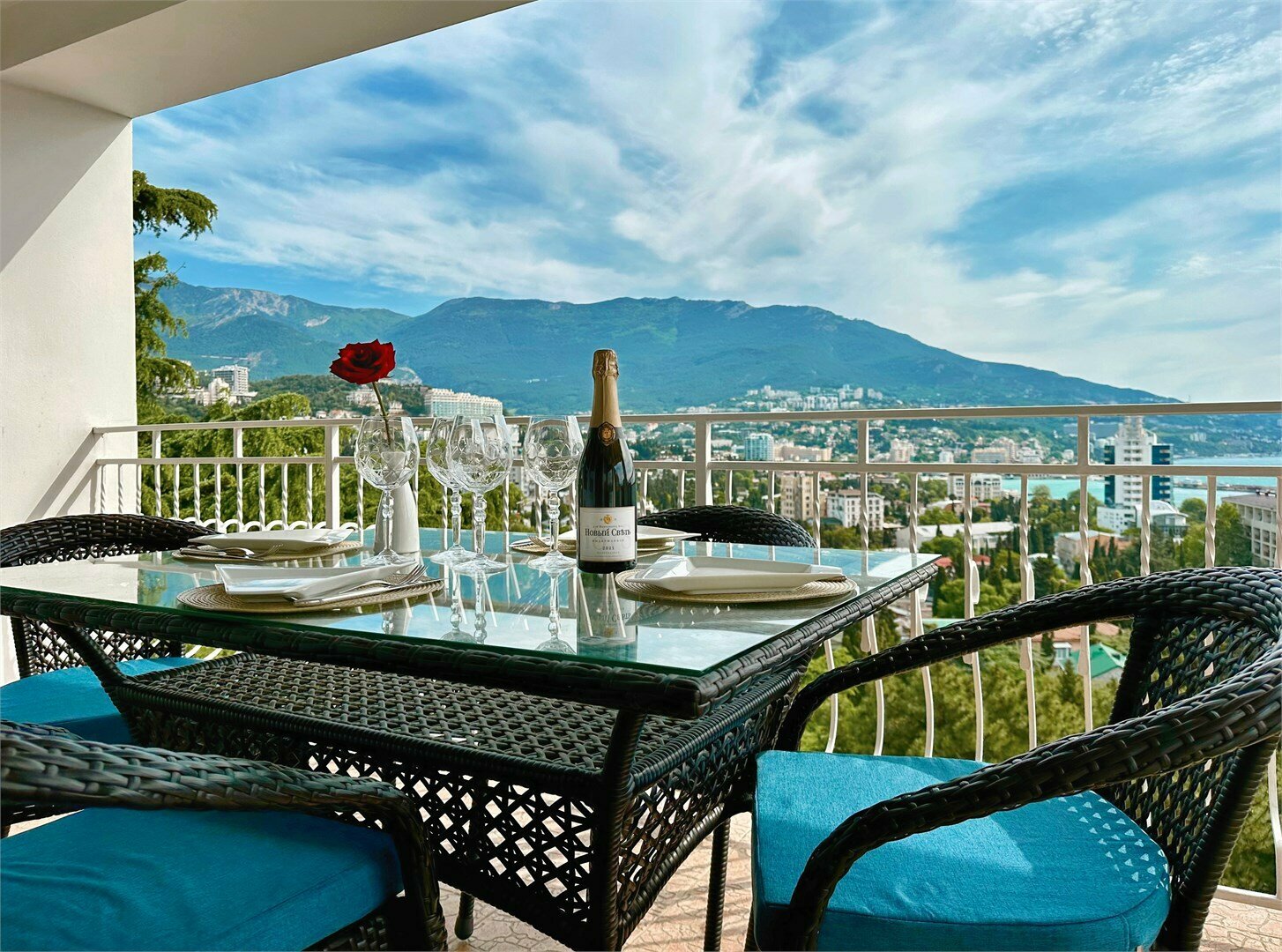 Номера Премиум Люкс с балконом с одной совместной кроватью с видом на море