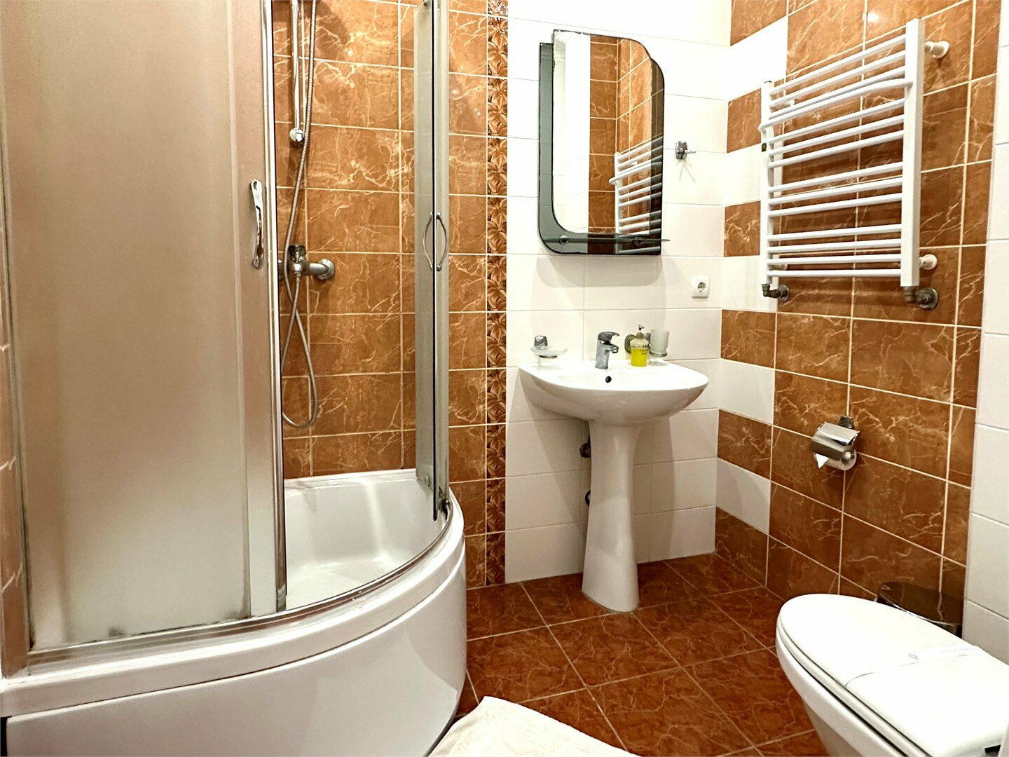 Номера Бизнес без балкона с одной совместной кроватью с видом во двор