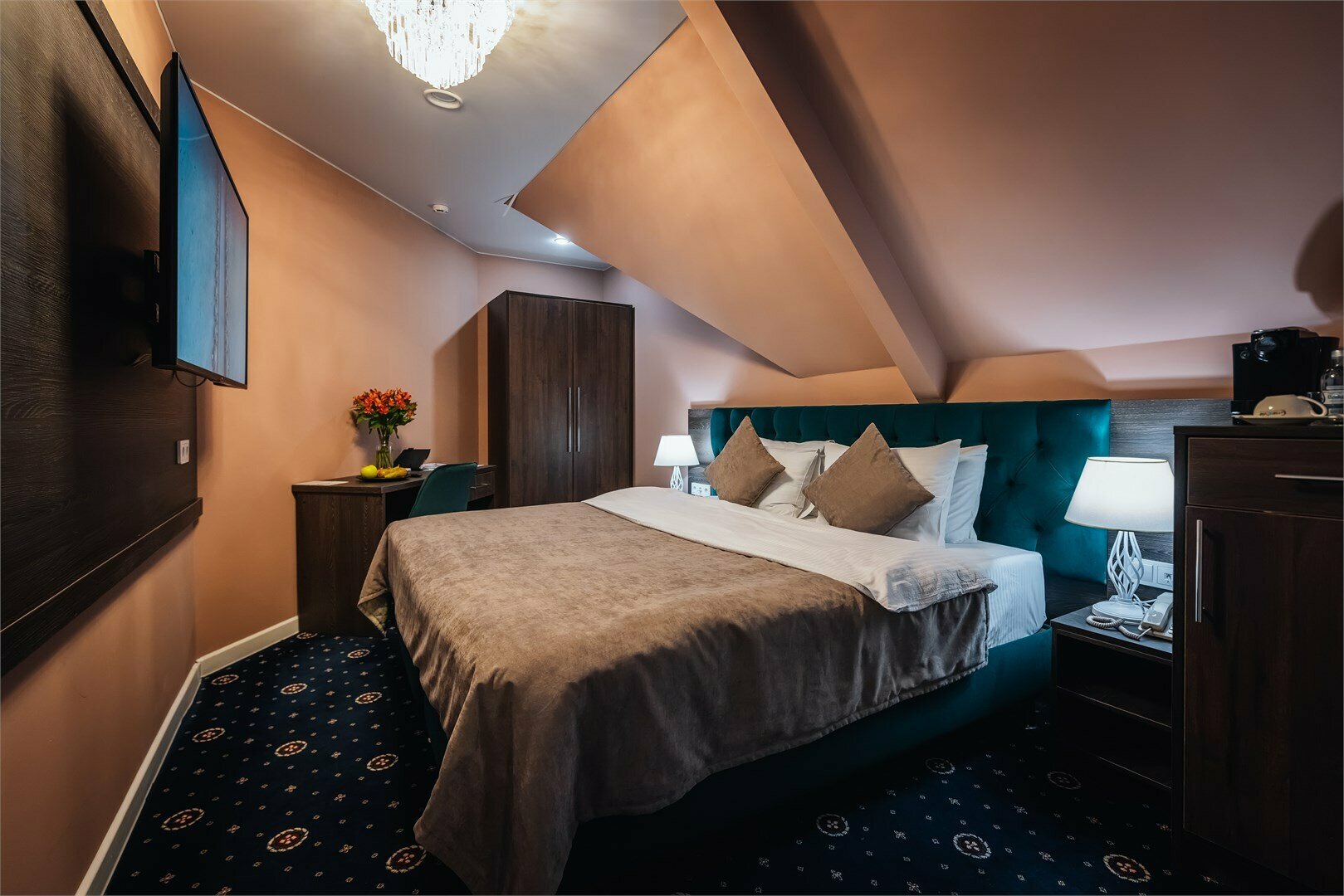 Номер на мансарде с окнами во двор