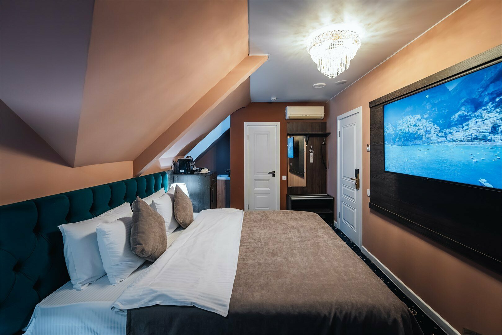 Номер на мансарде с окнами во двор