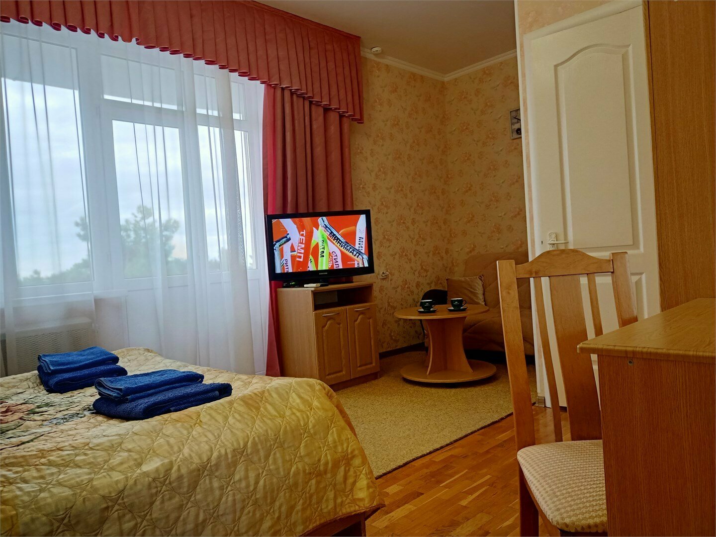 Номер с двуспальной кроватью и диваном