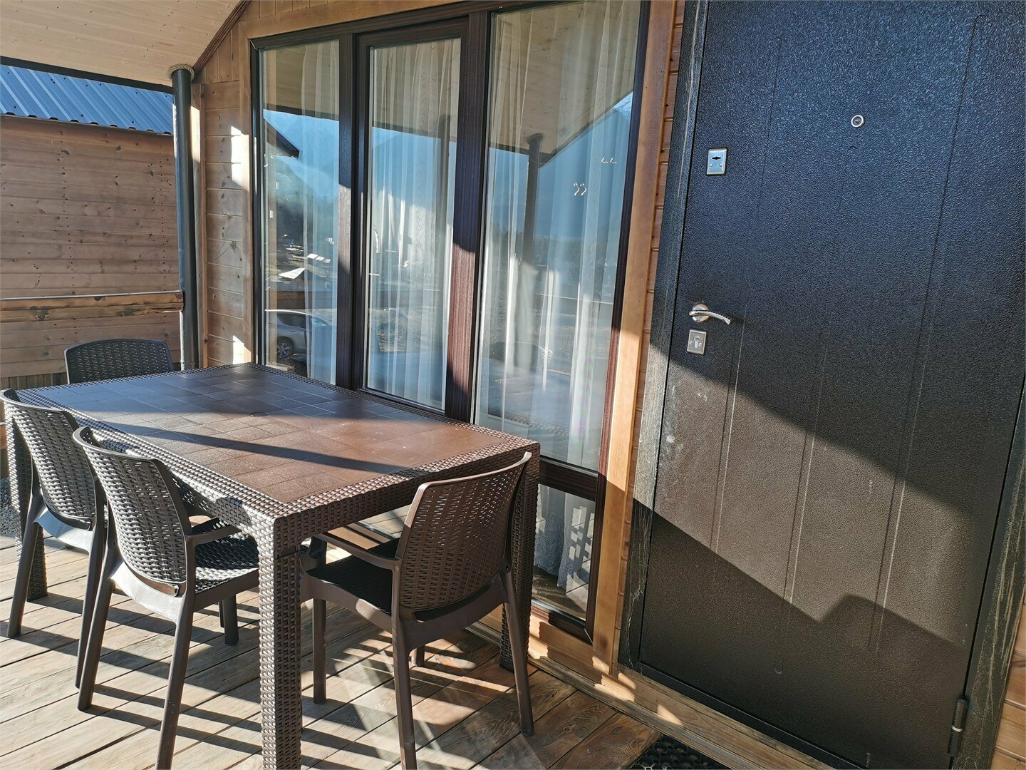 Четырехместный номер с односпальными кроватями и диваном