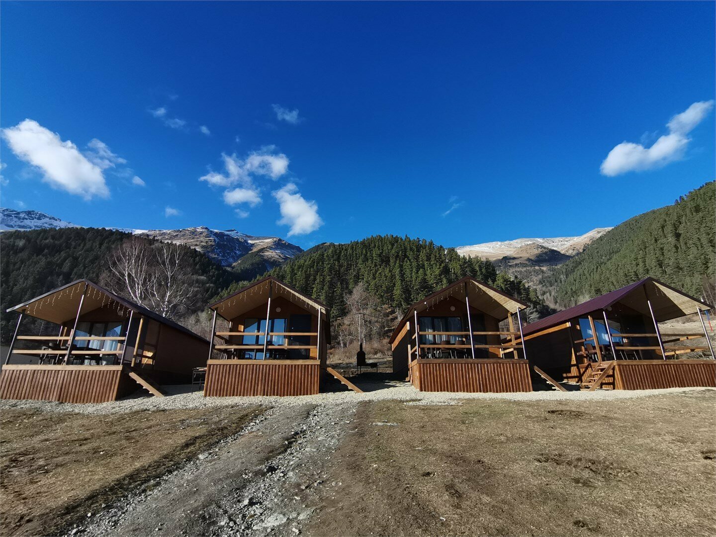 Четырехместный номер с двухспальной кроватью и диваном