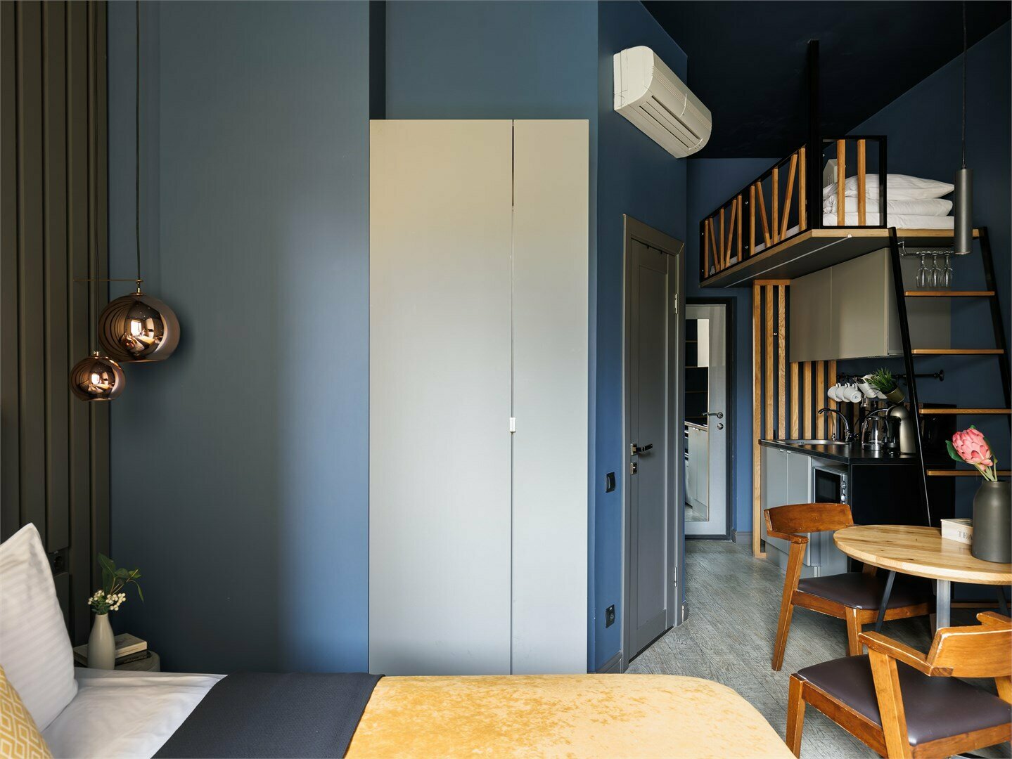 Улучшенный номер студио с видом во двор