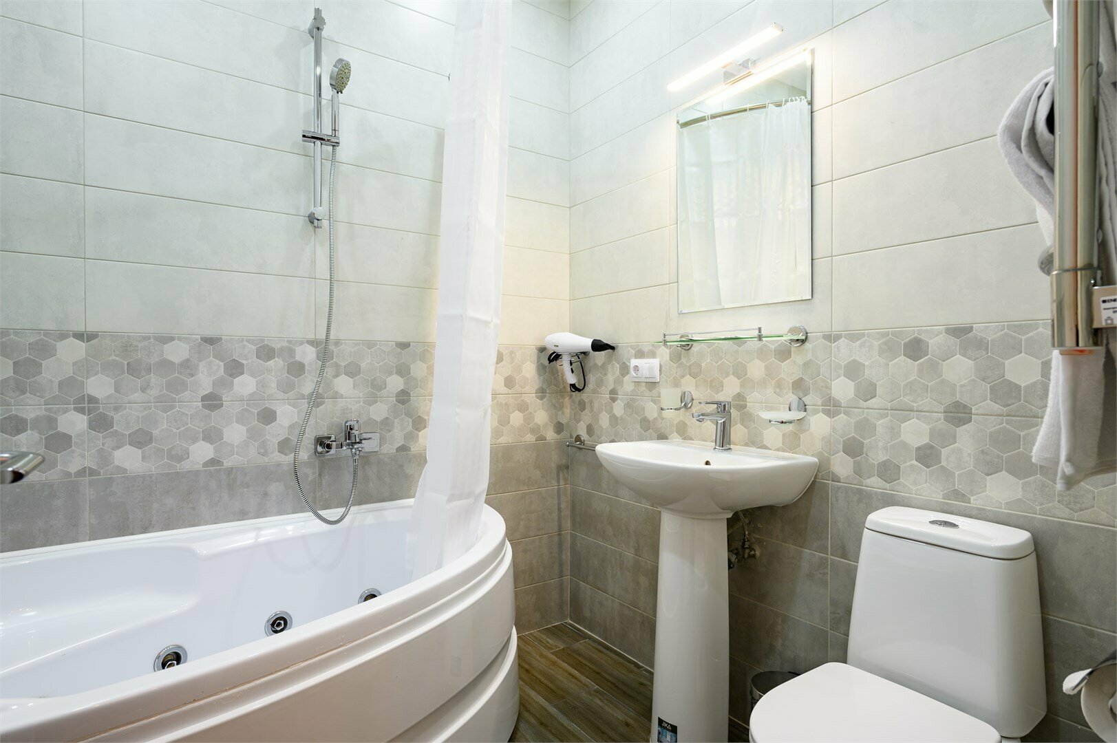 Новые апартаменты для 5 чел-к , с панорамным видом у Исаакиевского собора (кровать 200см,  диван, кресло, потолки 3.80, кондиционер)