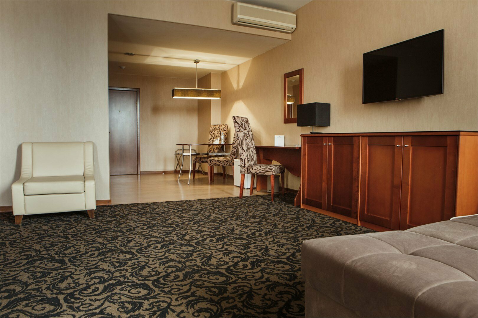 Бизнес класс комфортный с двумя кроватями/ или одной широкой кроватью и диваном-кроватью