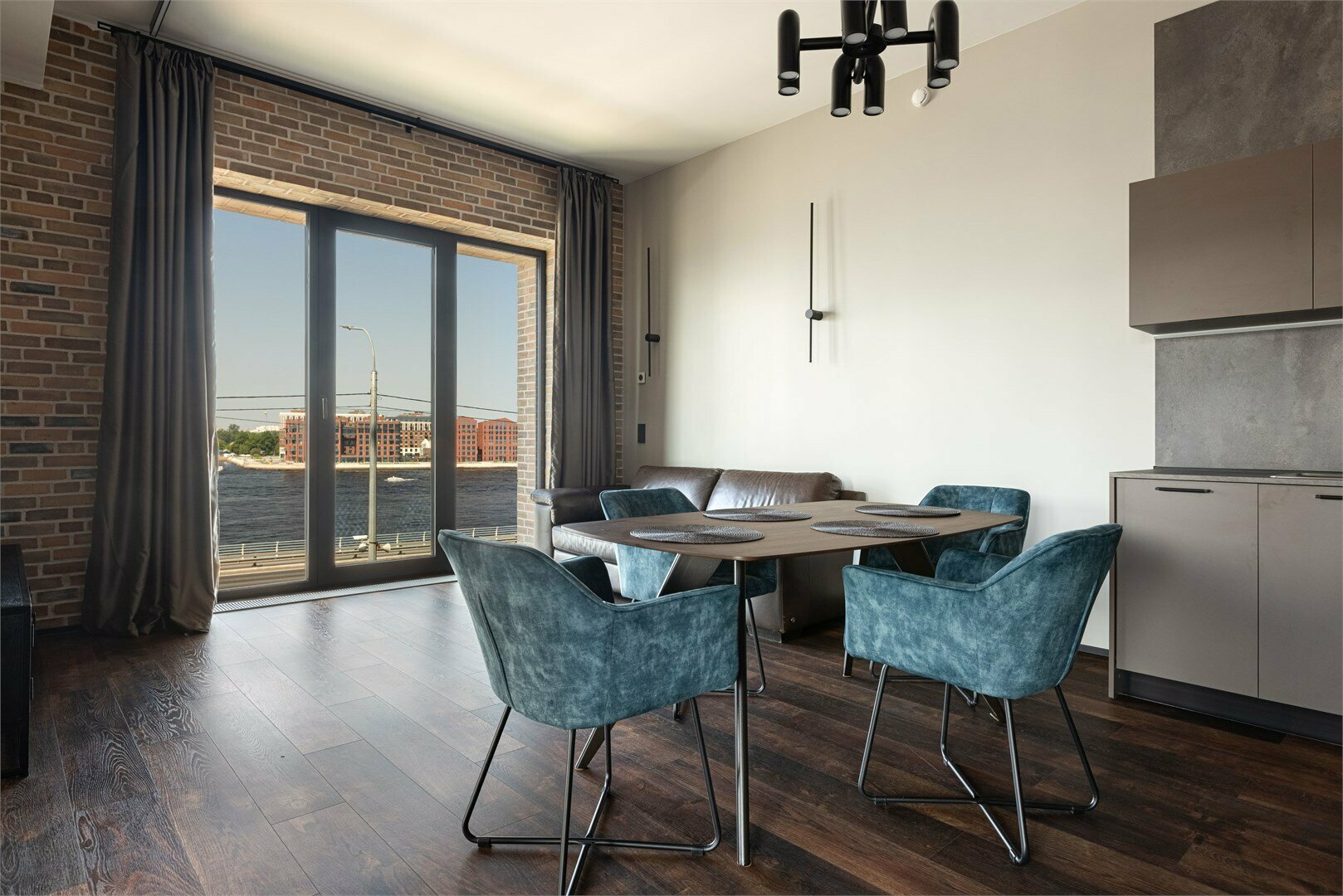 Lux апартамент для 5-х гостей с видом на реку