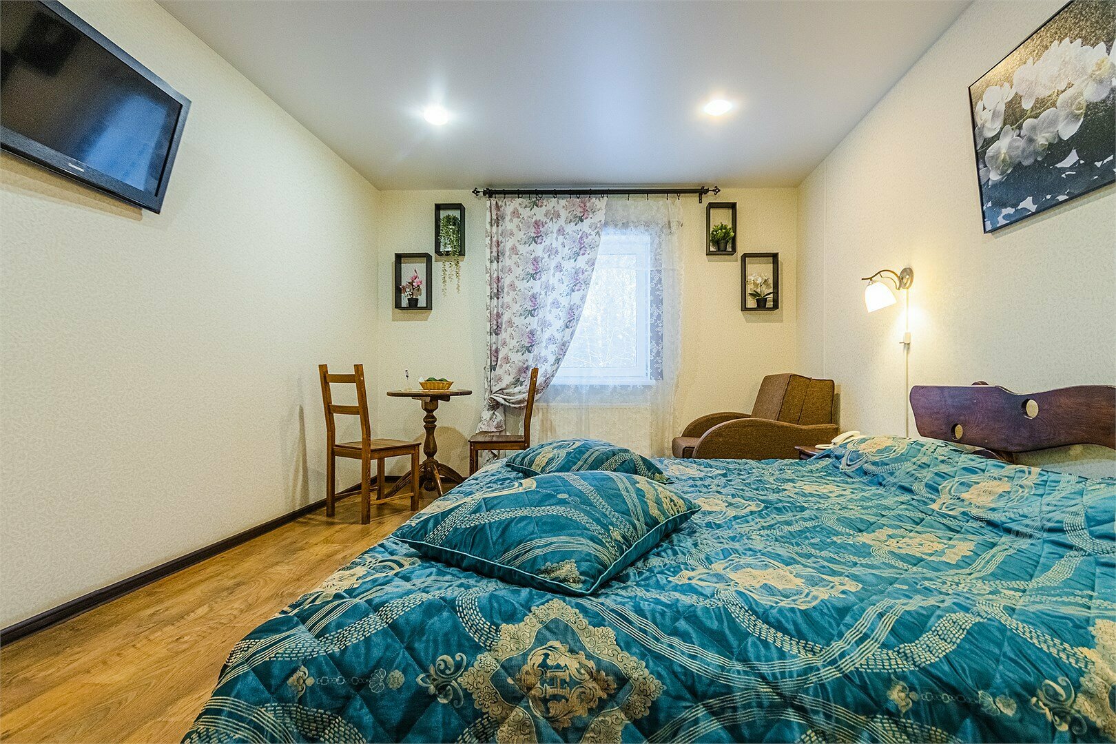 Двухместный номер с двуспальной кроватью и дополнительной кроватью