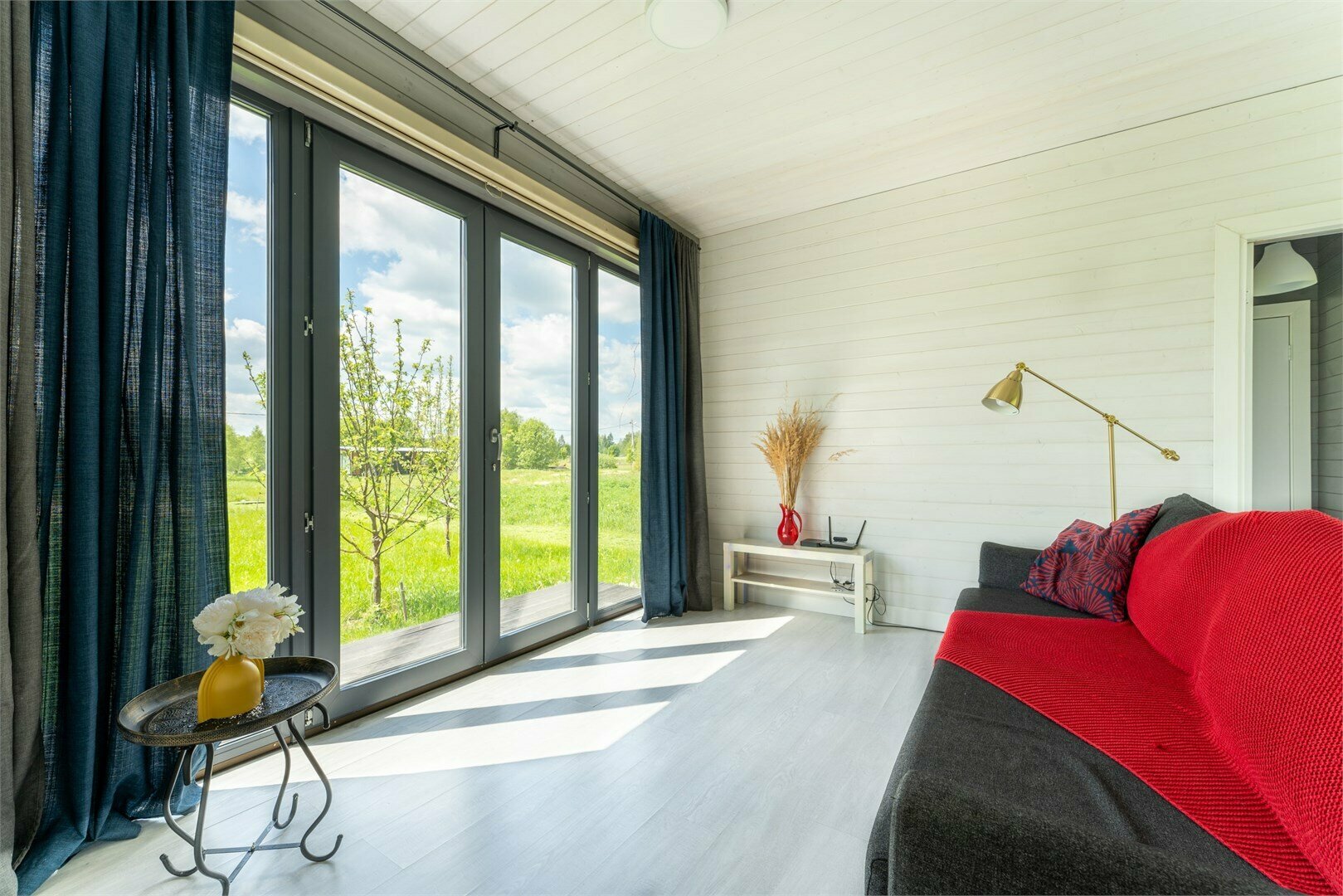 Белый дом у леса