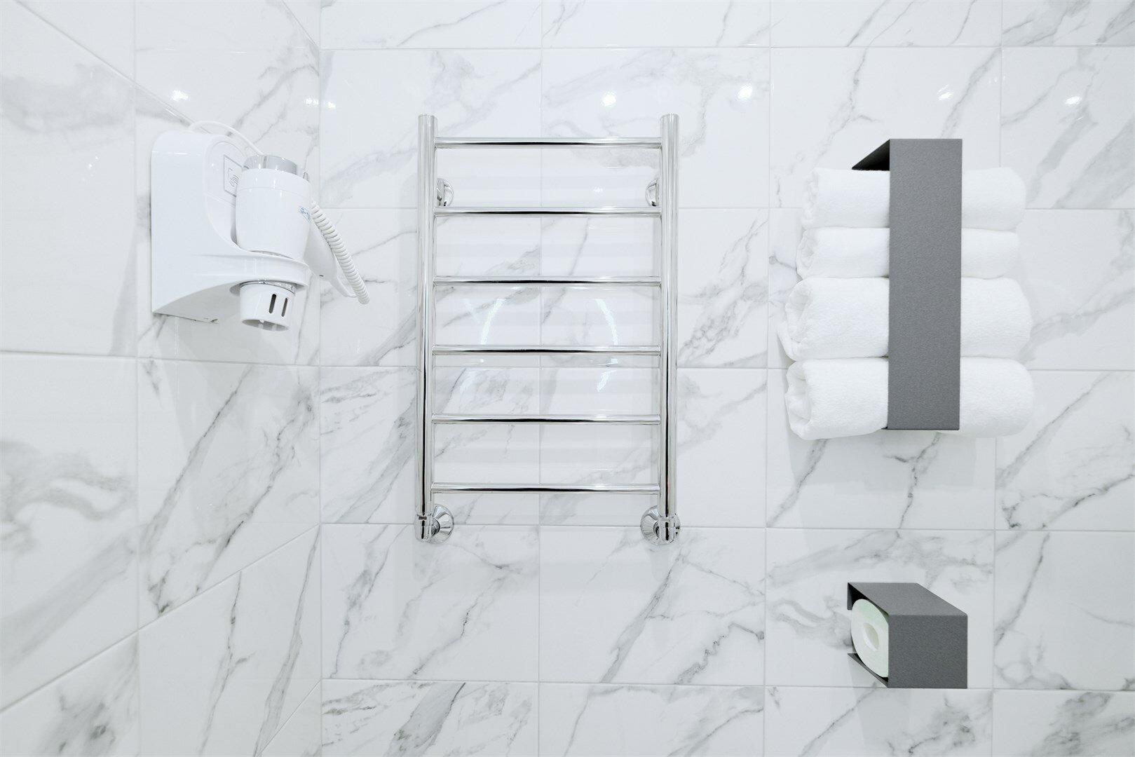 Трёхместный номер с двуспальной кроватью и диваном