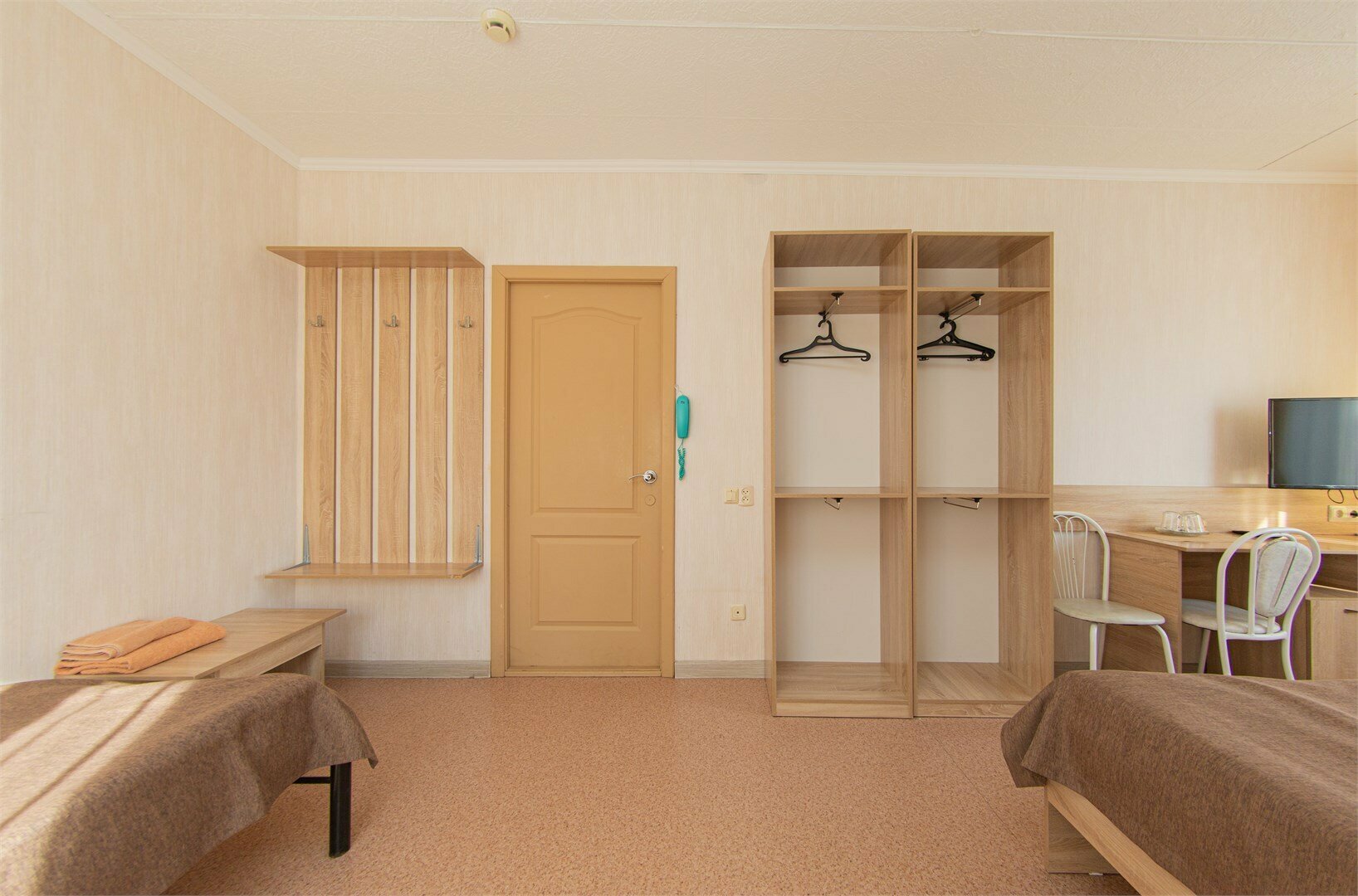 Трехместный номер с общей ванной комнатой