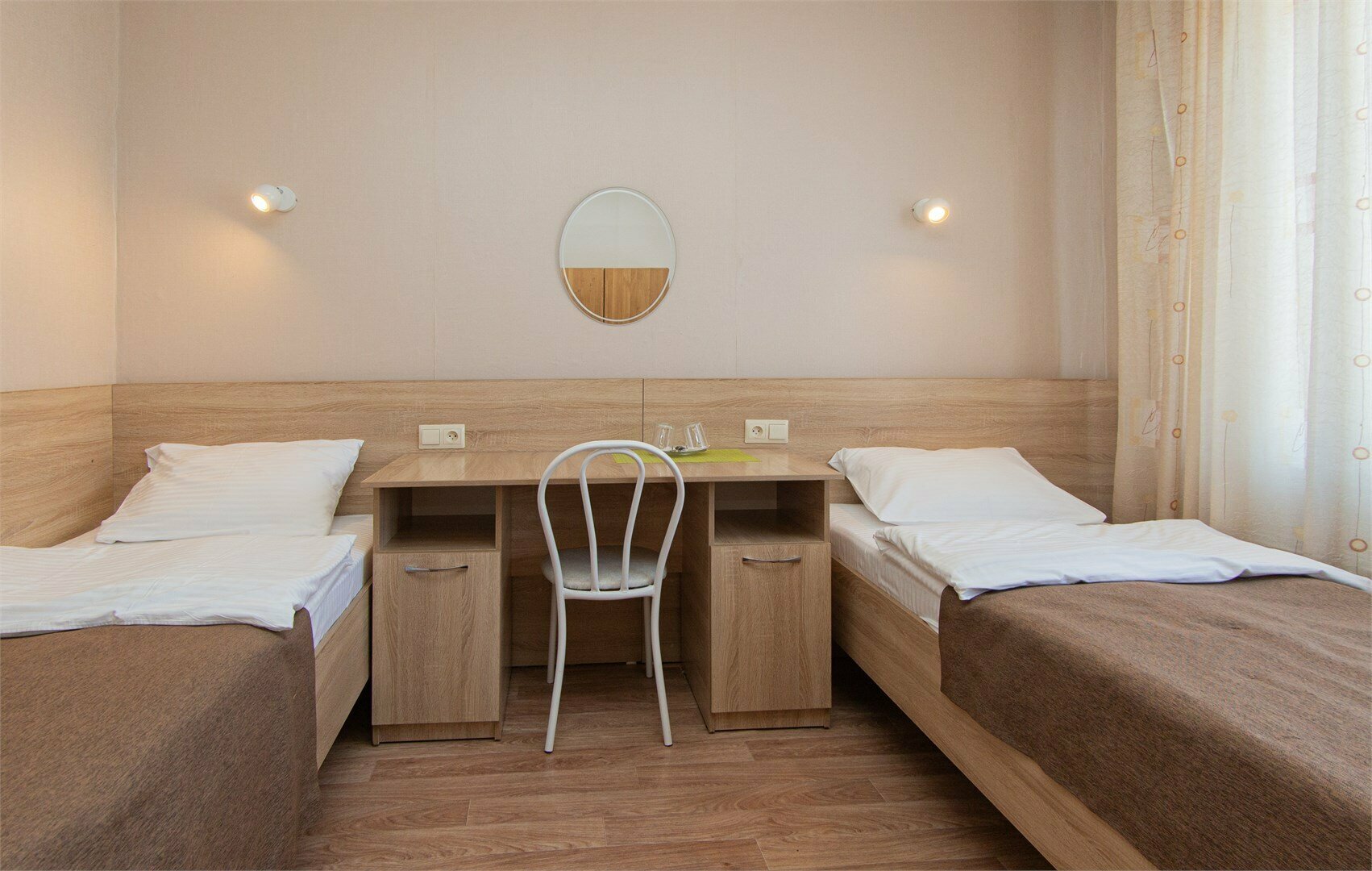 Двухместный номер с 2 отдельными кроватями и общей ванной комнатой