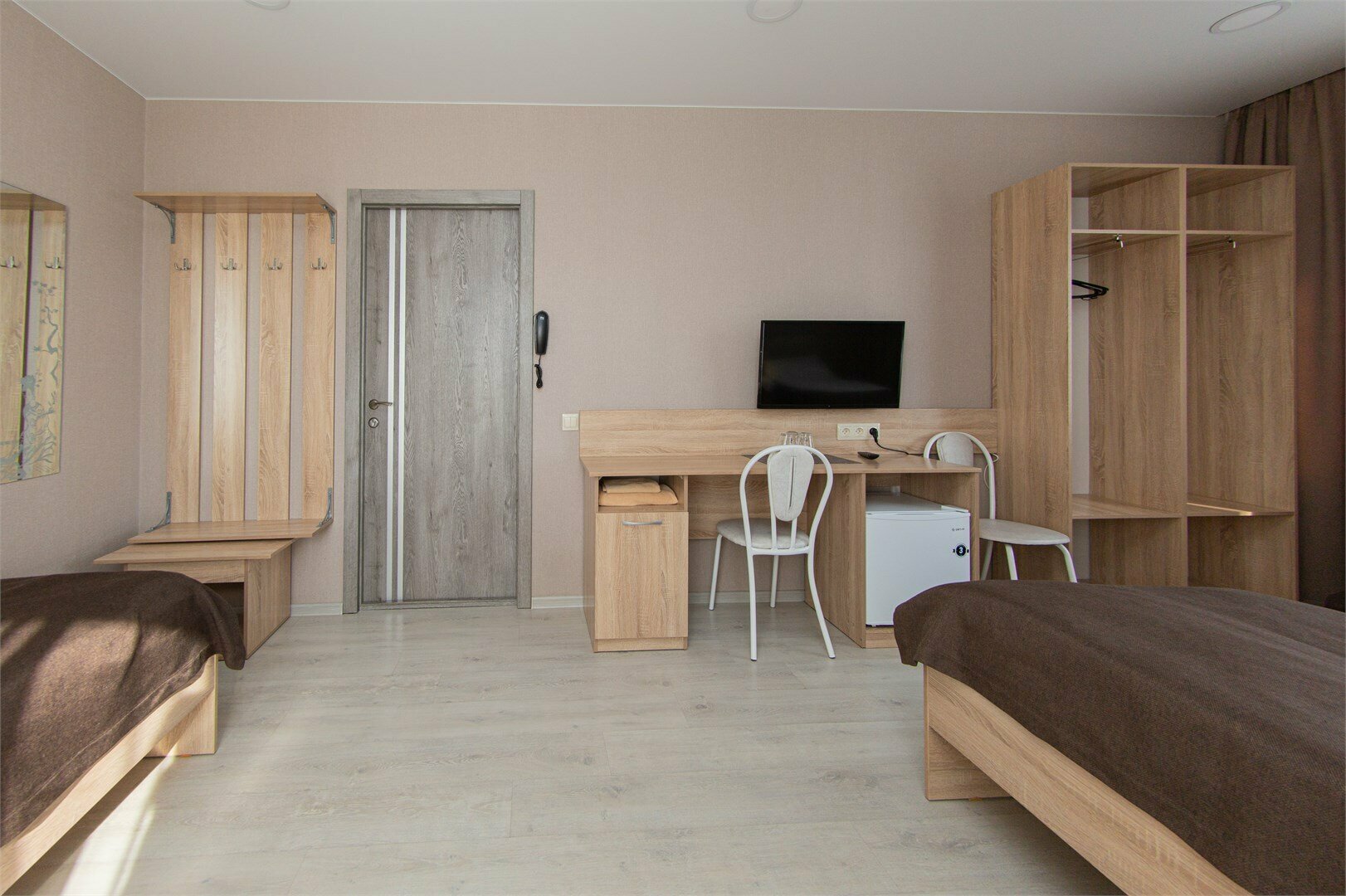 Трехместный номер с общей ванной комнатой