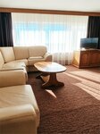 Двухкомнатный панорамный номер с одной общей кроватью и диваном в Балтика