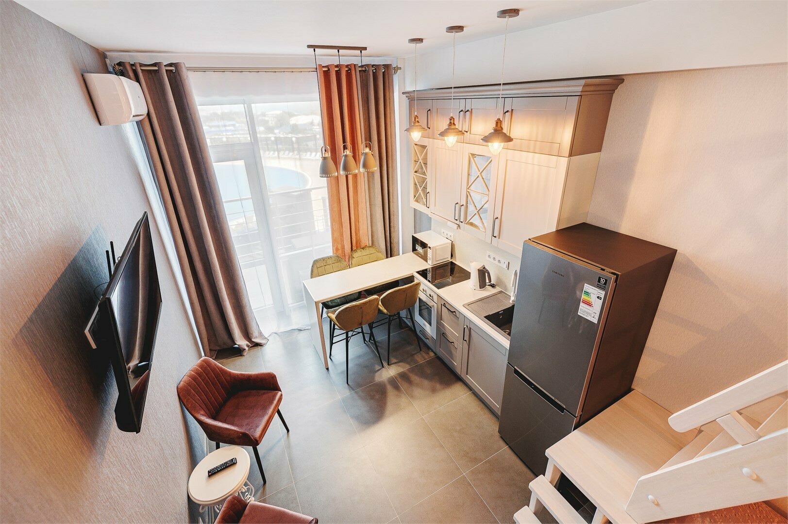 Четырехместный полулюкс c видом на море и бассейном 232a