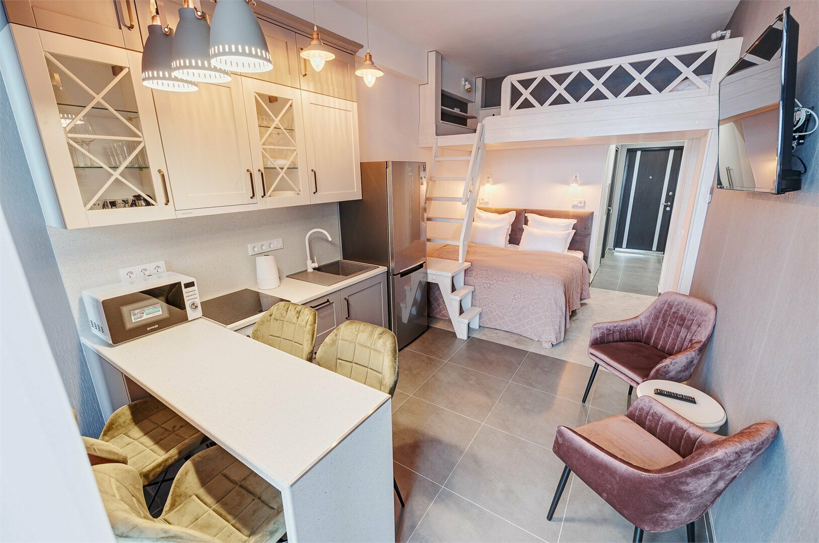 Четырехместный полулюкс c видом на море и бассейном 232a