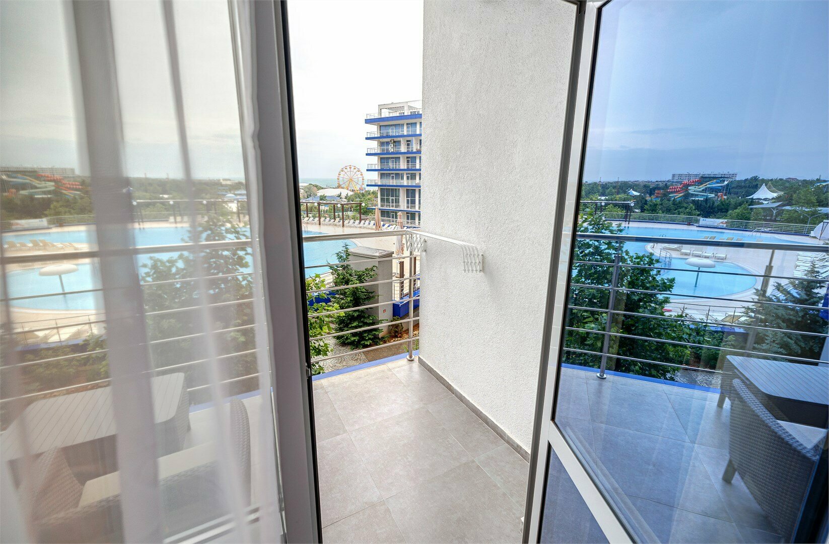 Четырехместный полулюкс c видом на море и бассейном 232