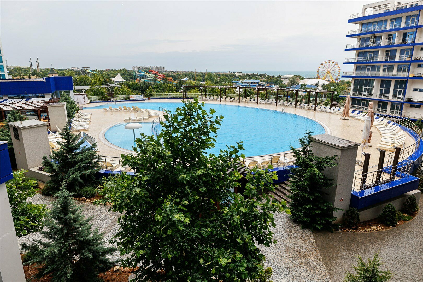 Четырехместный полулюкс c видом на море и бассейном 232