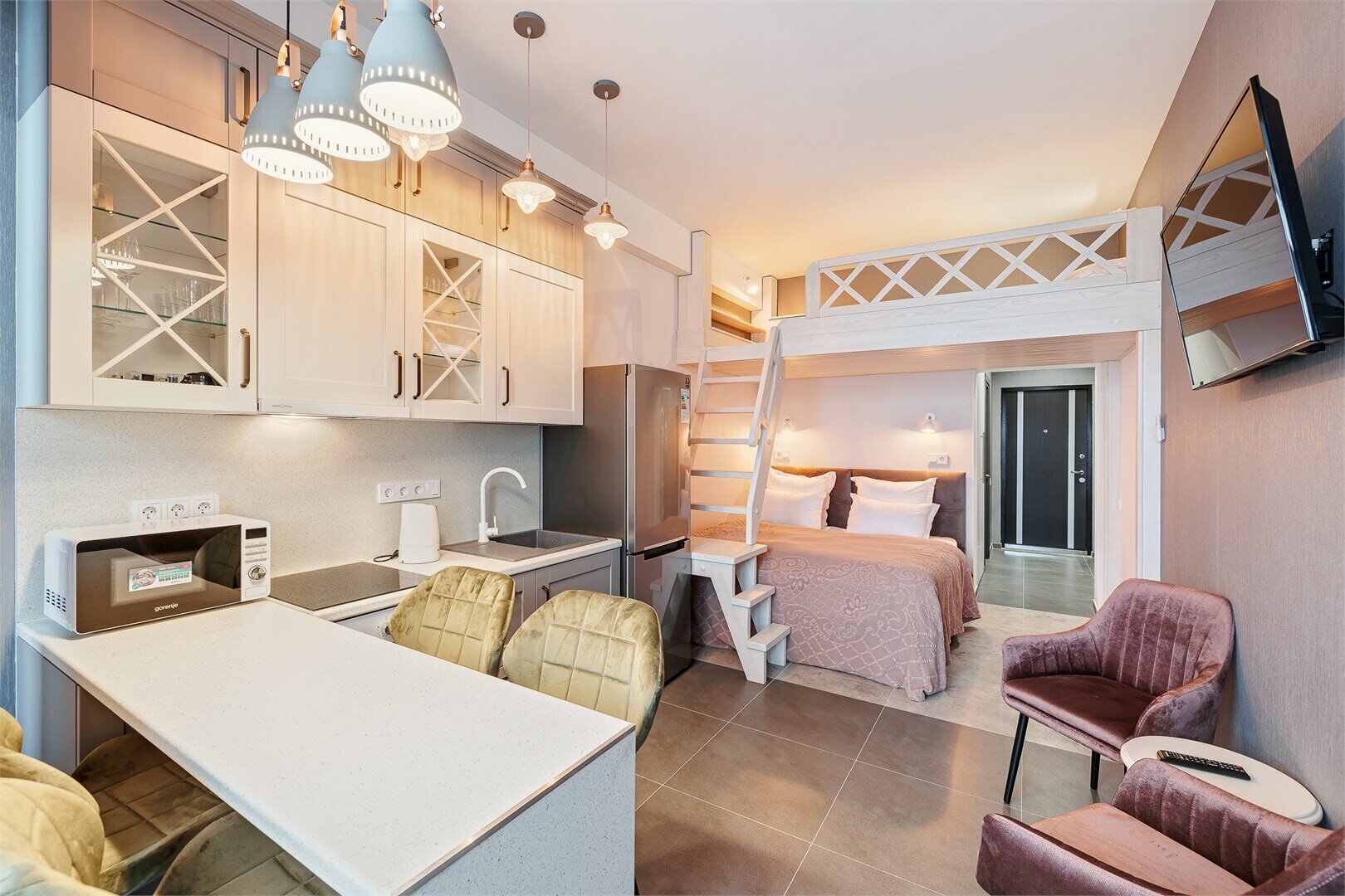 Четырехместный полулюкс c видом на море и бассейном 232a