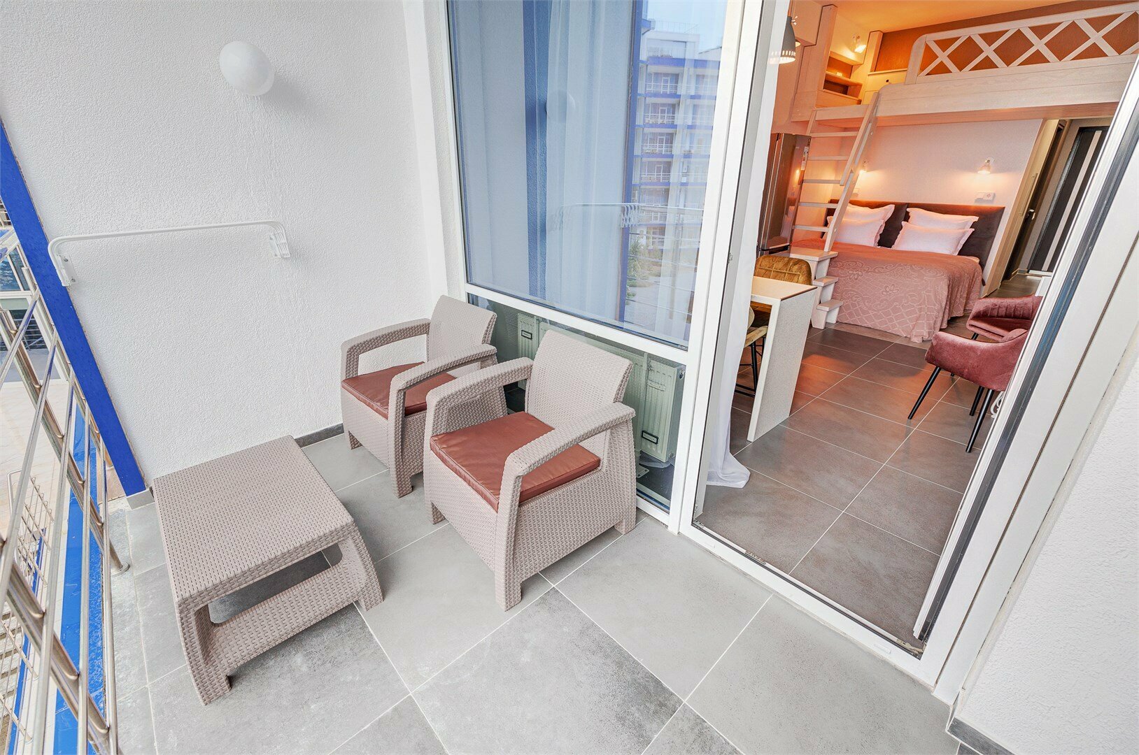 Четырехместный полулюкс c видом на море и бассейном 232a