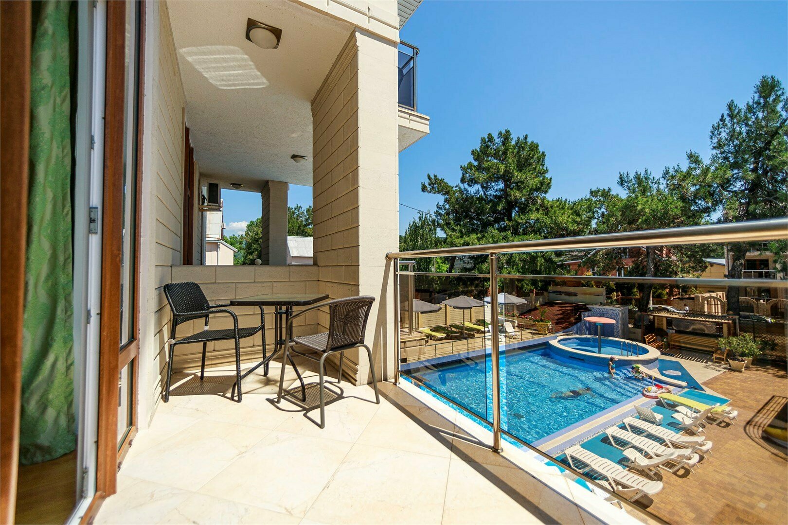 Делюкс с видом на бассейн