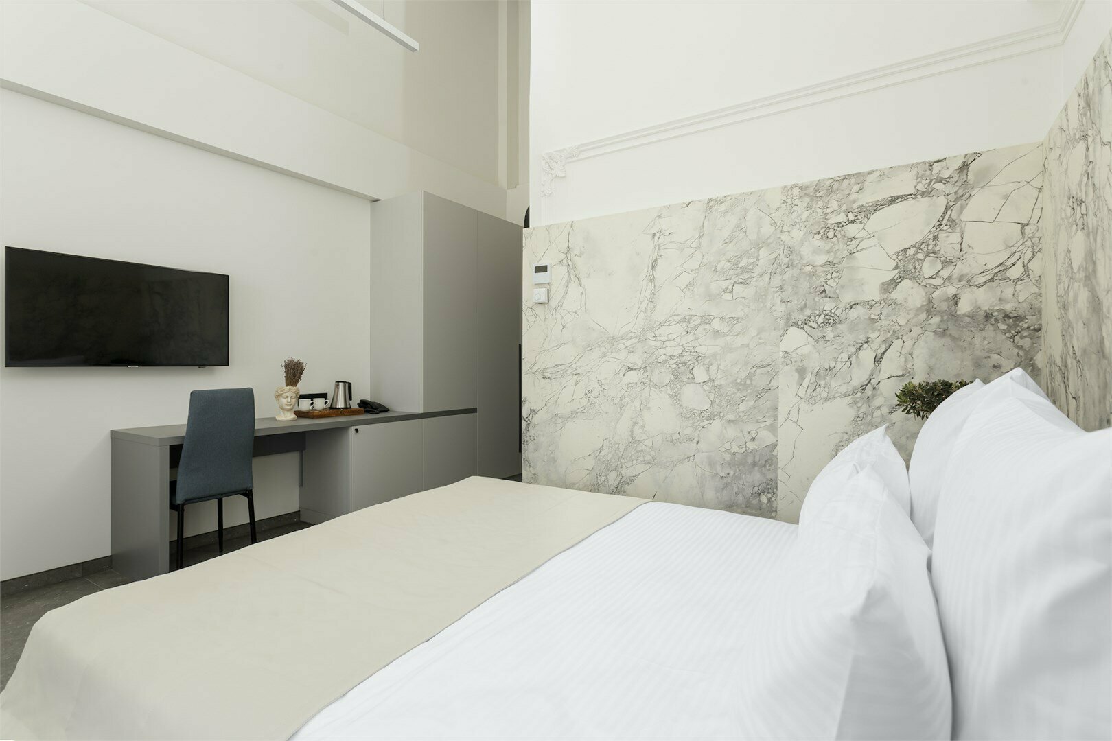 Делюкс с двуспальной кроватью и боковым видом на море