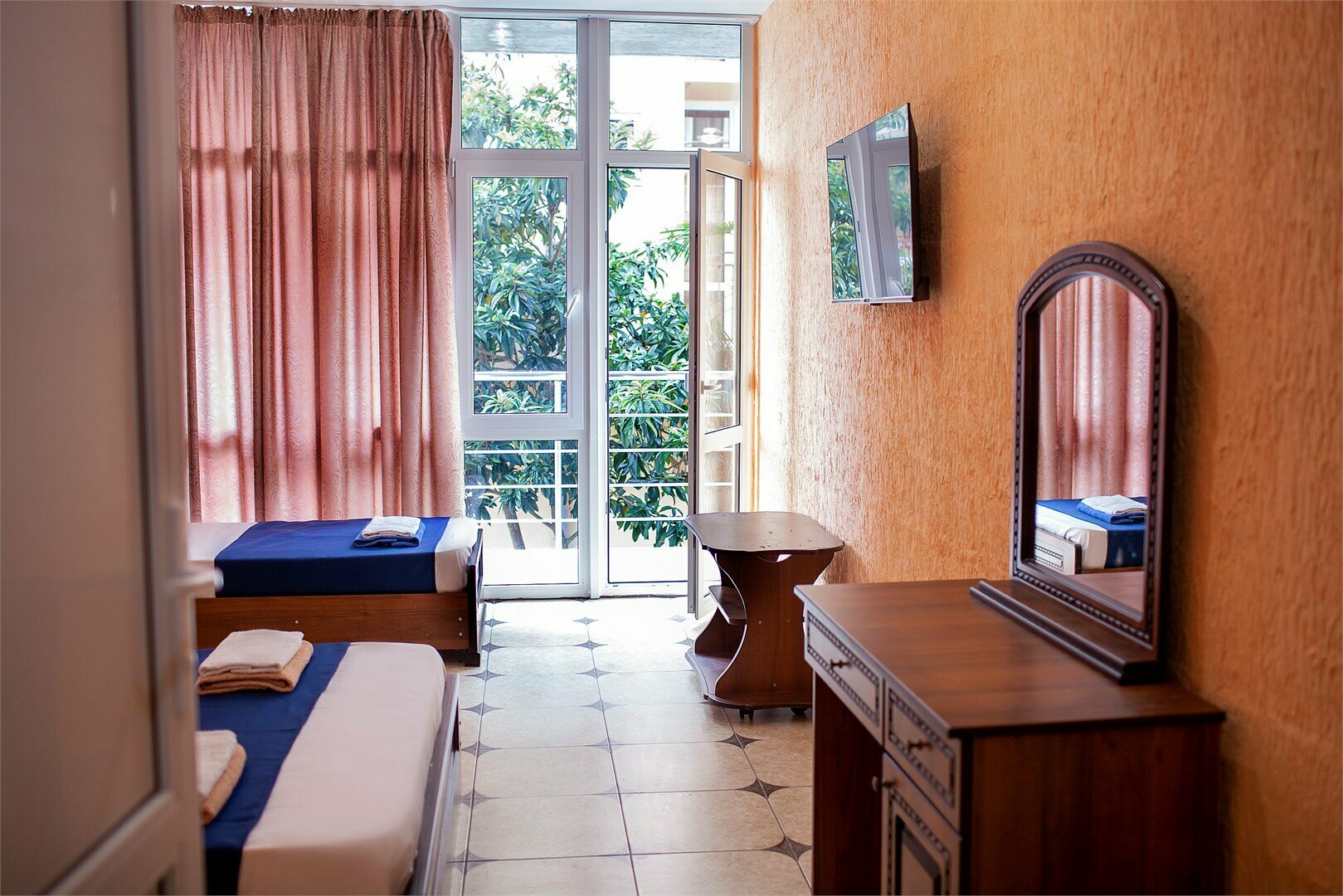 Трехместный номер «Комфорт» с душем